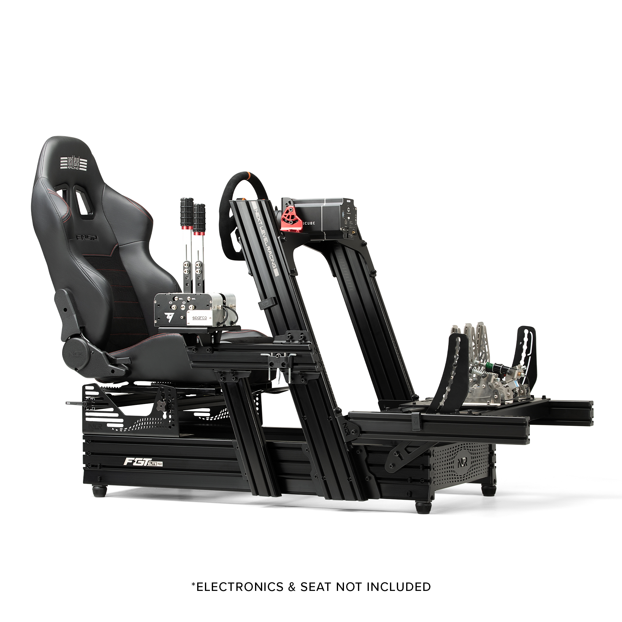 Simulador de carreras negro con asiento, volante, pedales y palancas. El asiento es negro con rojo.