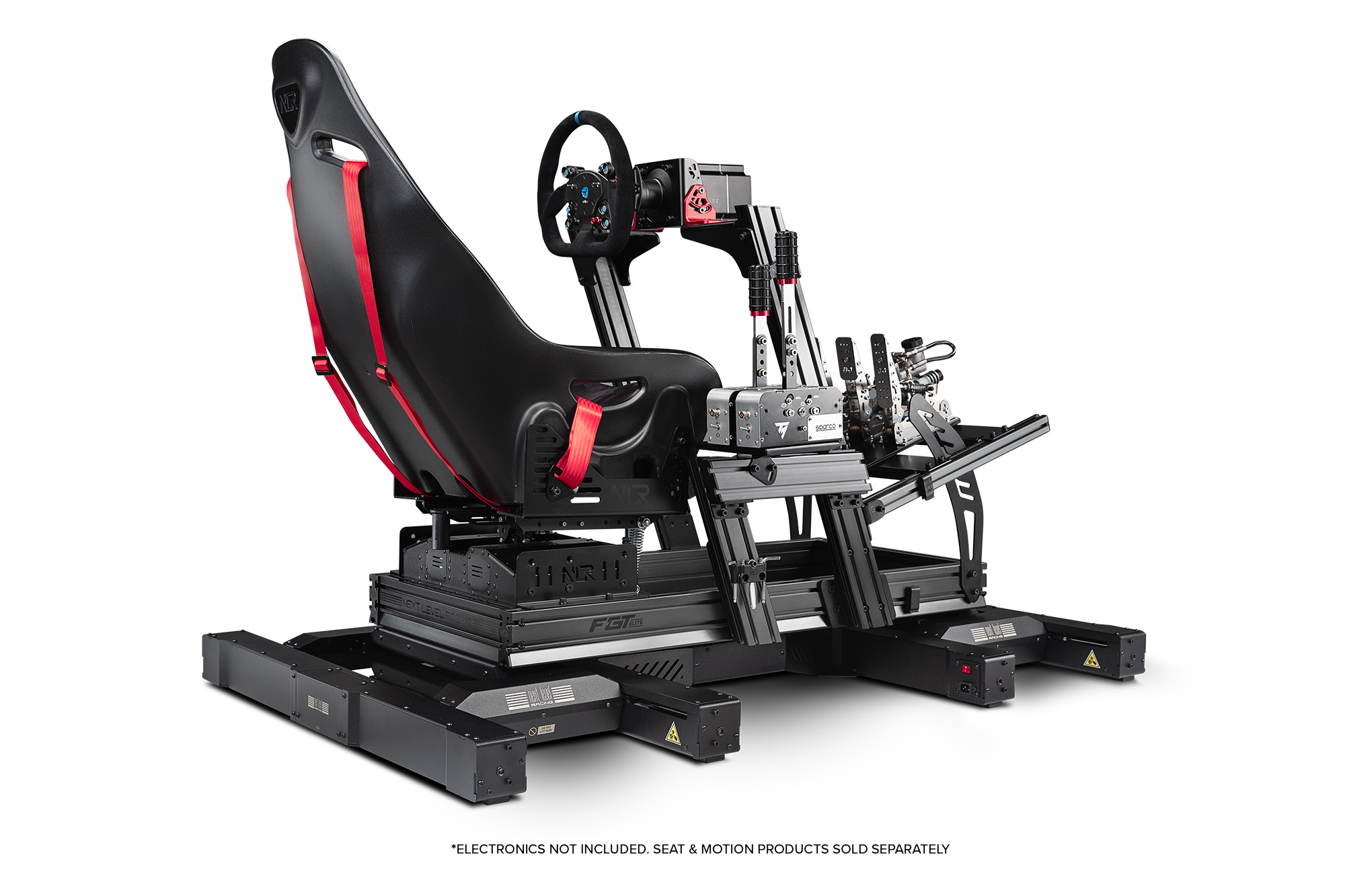 Simulador de carreras con asiento, volante y pedales sobre blanco.