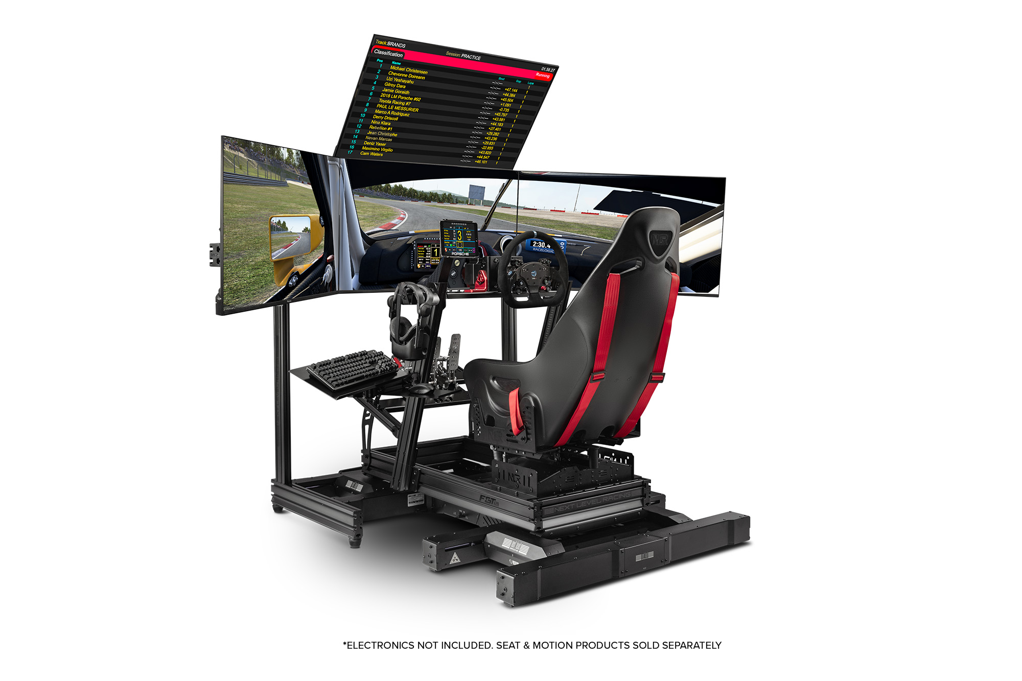 Configuración de simulador de carreras con monitores, asiento, volante y pedales, fondo blanco.