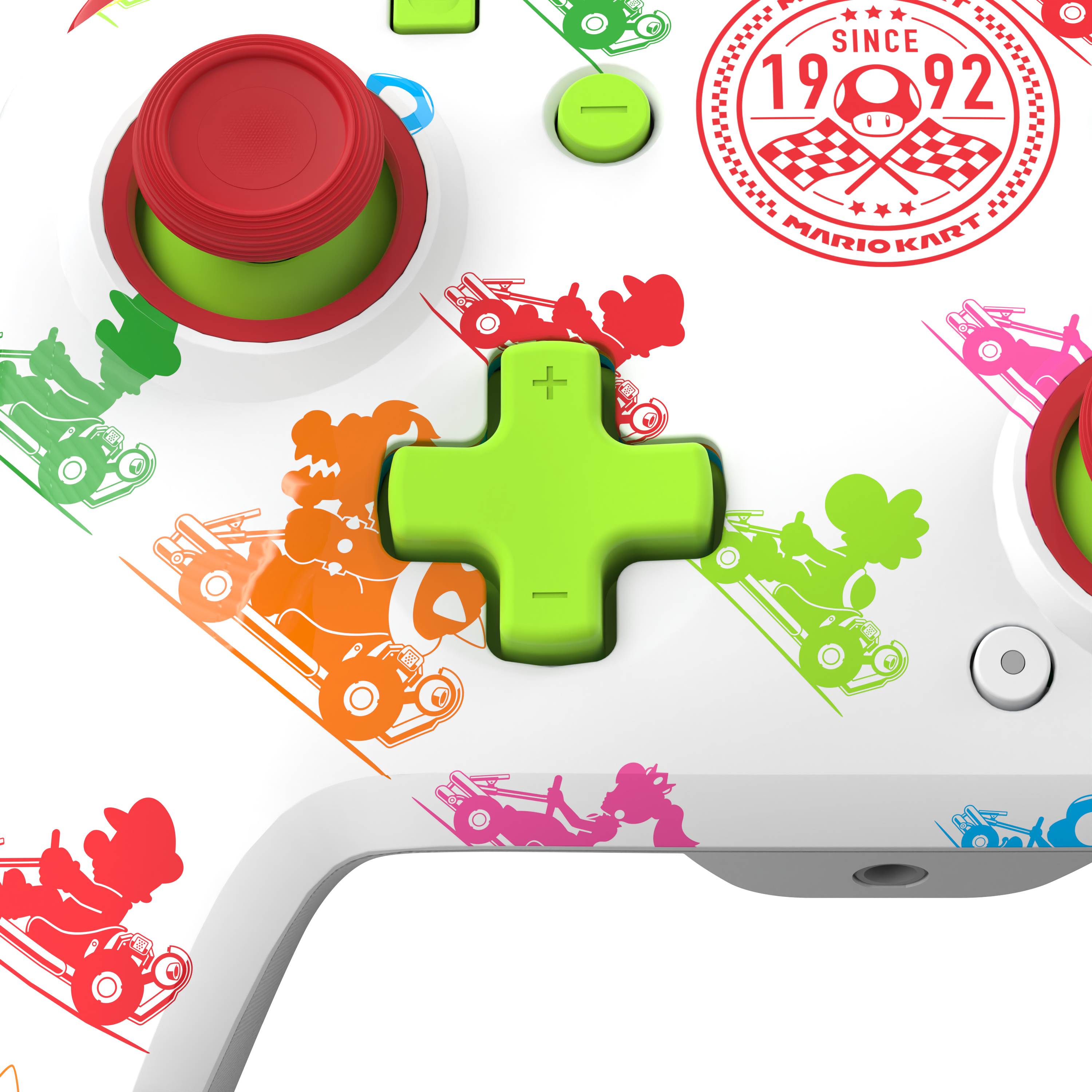 Biały kontroler z motywem Mario Kart, czerwone i zielone przyciski, kolorowe ilustracje kartów.