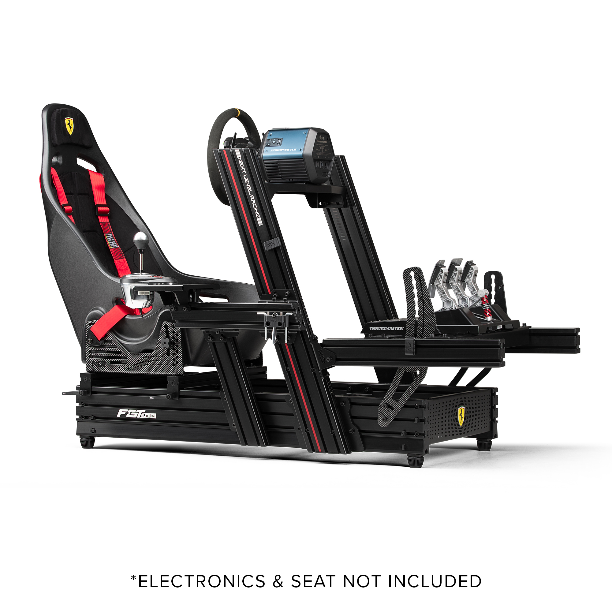 Simulador de carreras negro con asiento, volante y pedales, aislado.