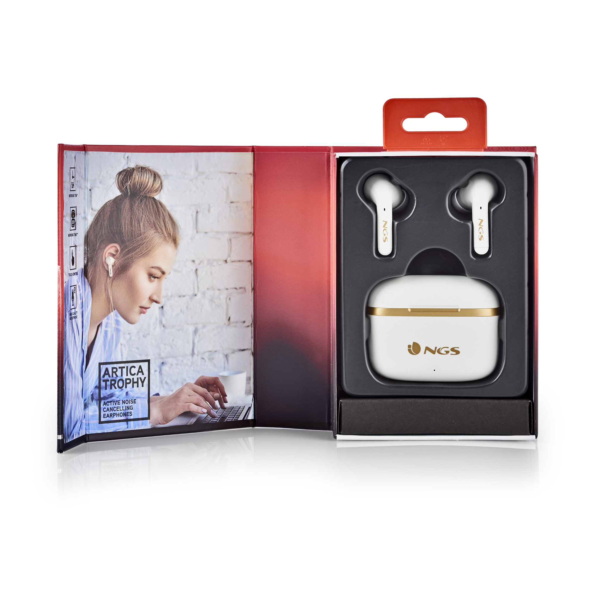 Frau hört Musik mit weißen Ohrhörern in einer Box, mit Produktdetails auf der Box.