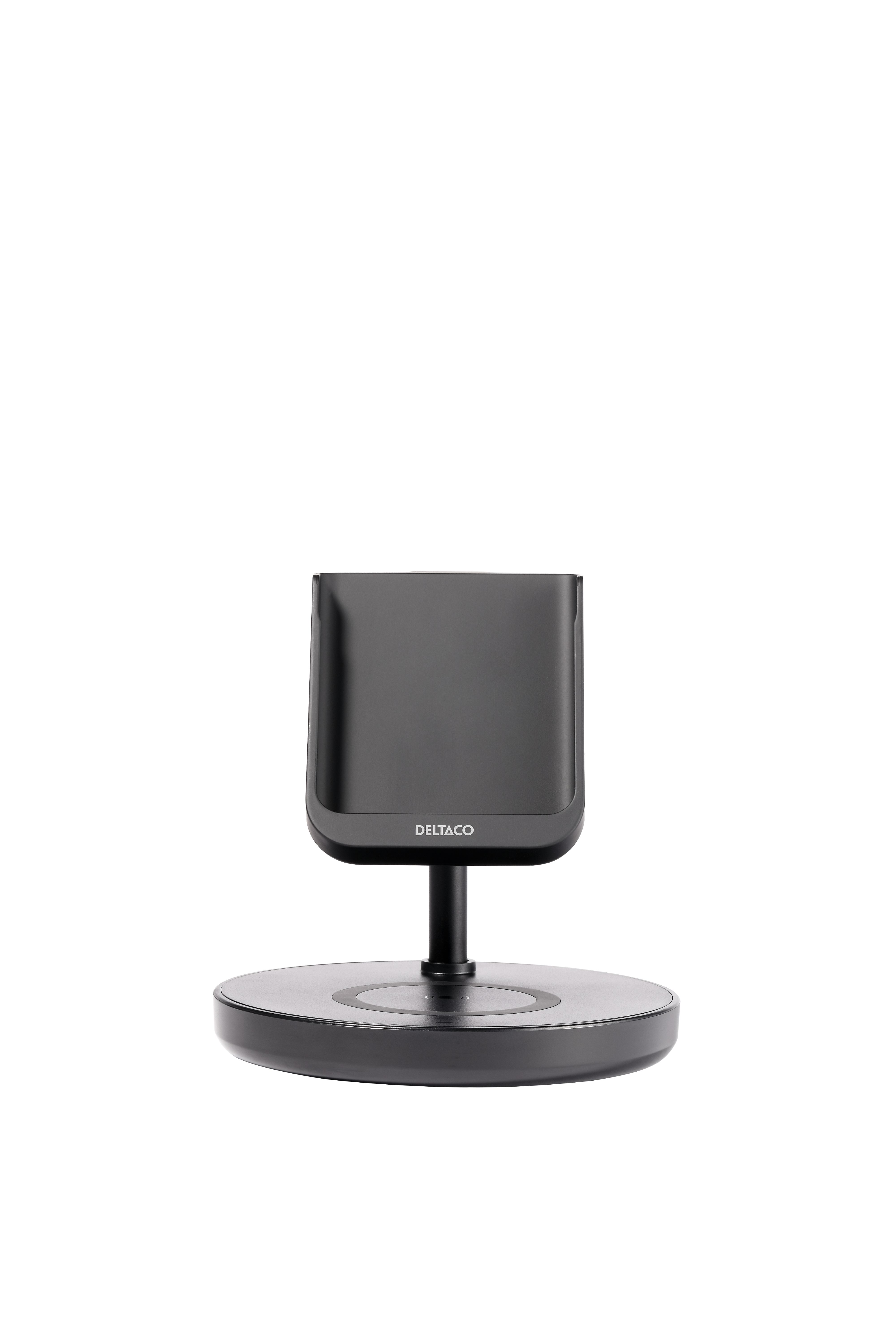 Webcam Deltaco nera su un supporto, base circolare, sfondo bianco.