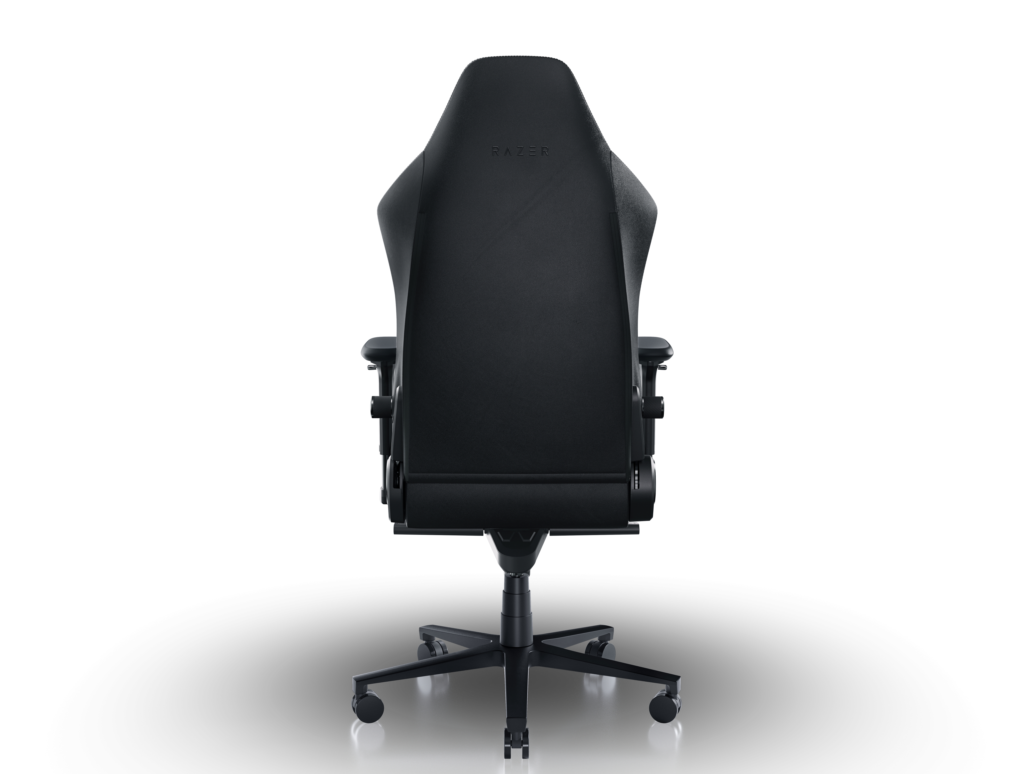 Schwarzer Gaming-Stuhl von hinten, weißer Hintergrund, Razer-Logo.