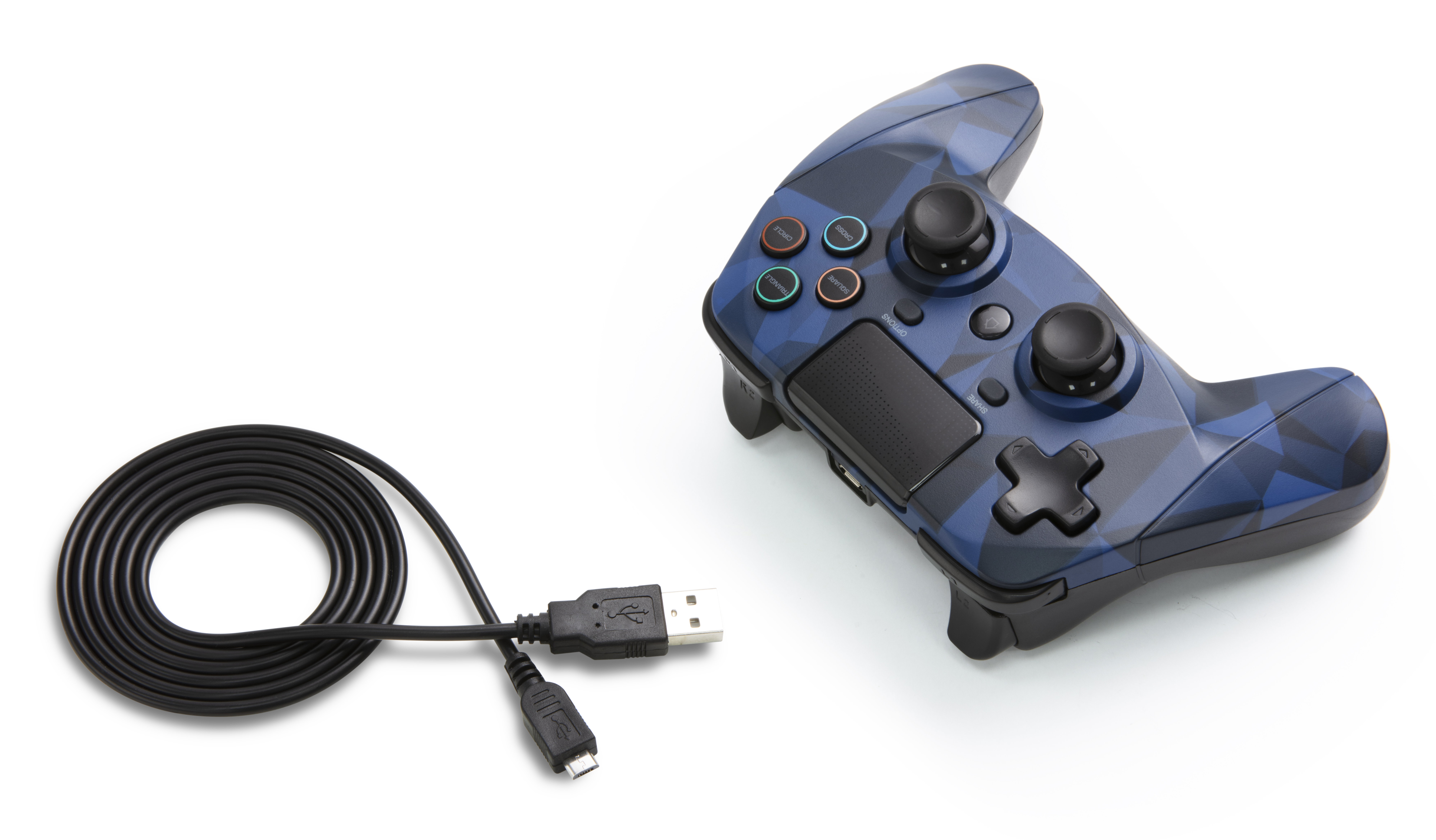 Ein blau-schwarzer Gaming-Controller mit angeschlossenem USB-Kabel. Der Controller befindet sich auf weißem Hintergrund.