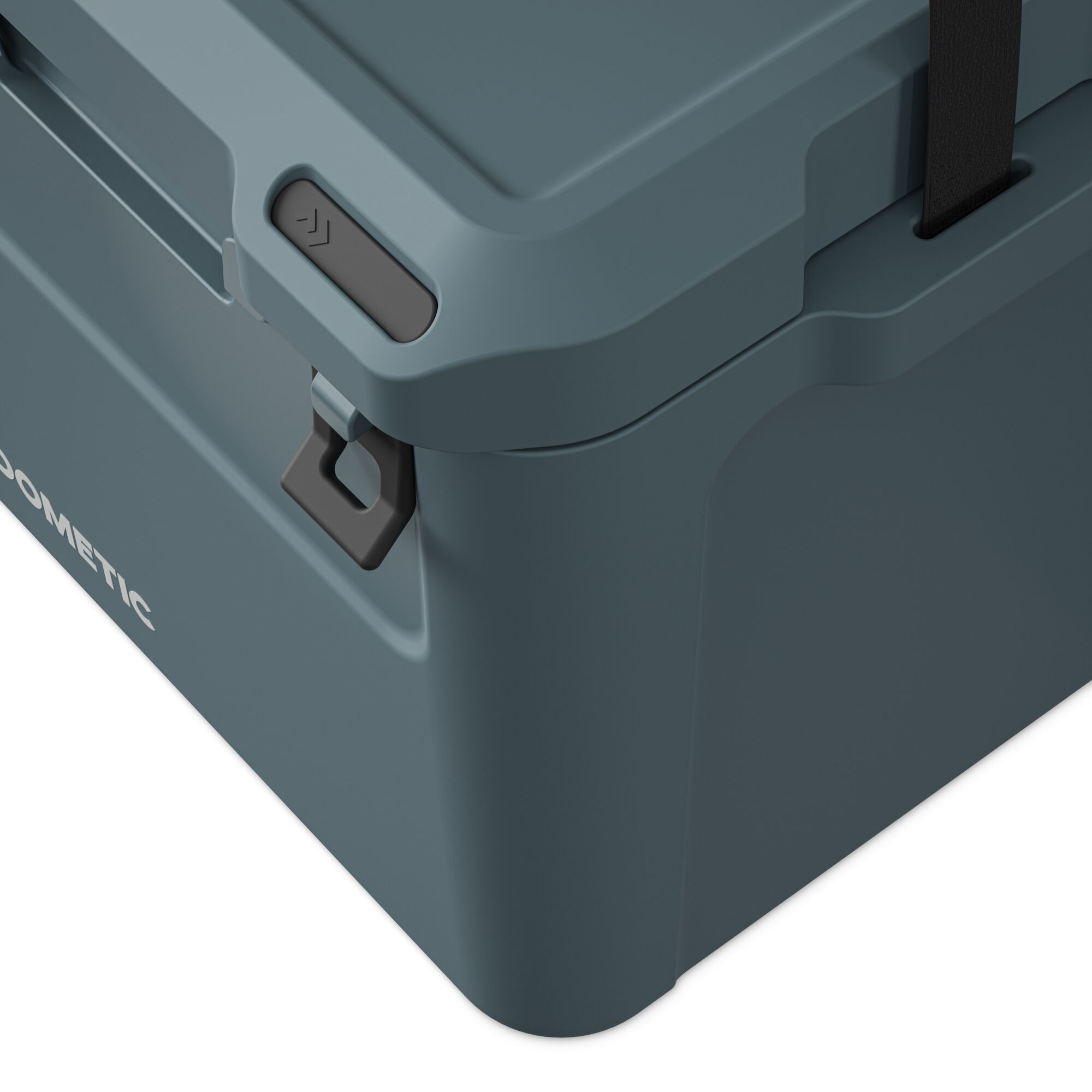Blauwe koelbox met een zwarte handgreep en zwart slot. De box staat op een witte achtergrond.