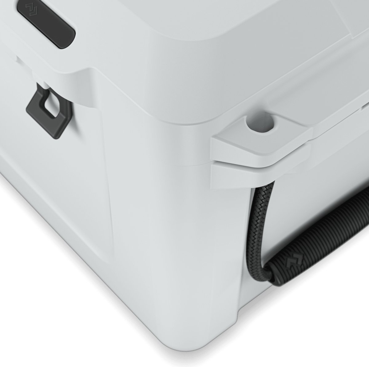 Close-up van een witte koeler met een zwarte handgreep en een zwart touw, geïsoleerd op wit.