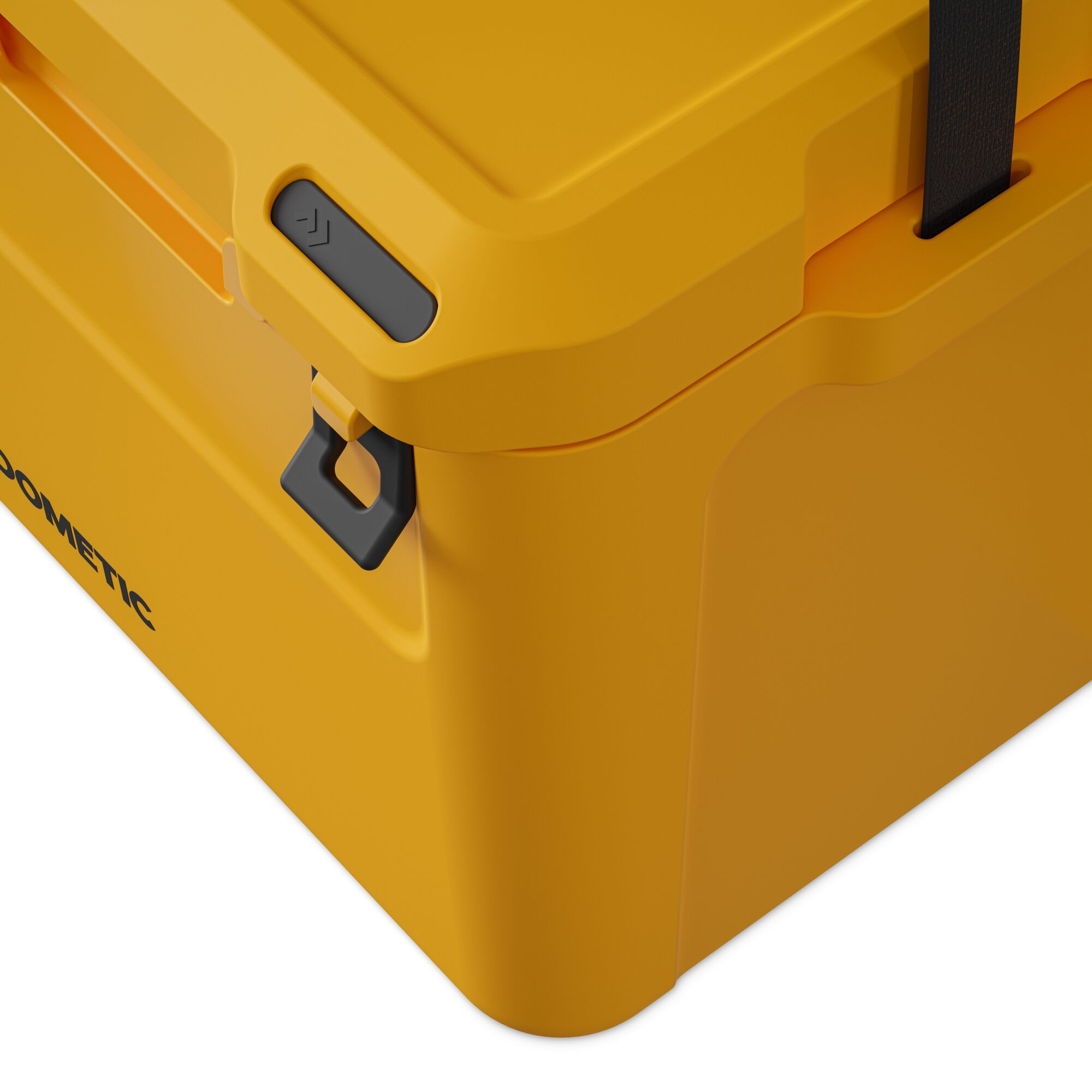 Gele koelbox met zwarte handgreep en sluiting. Dometic logo is zichtbaar.