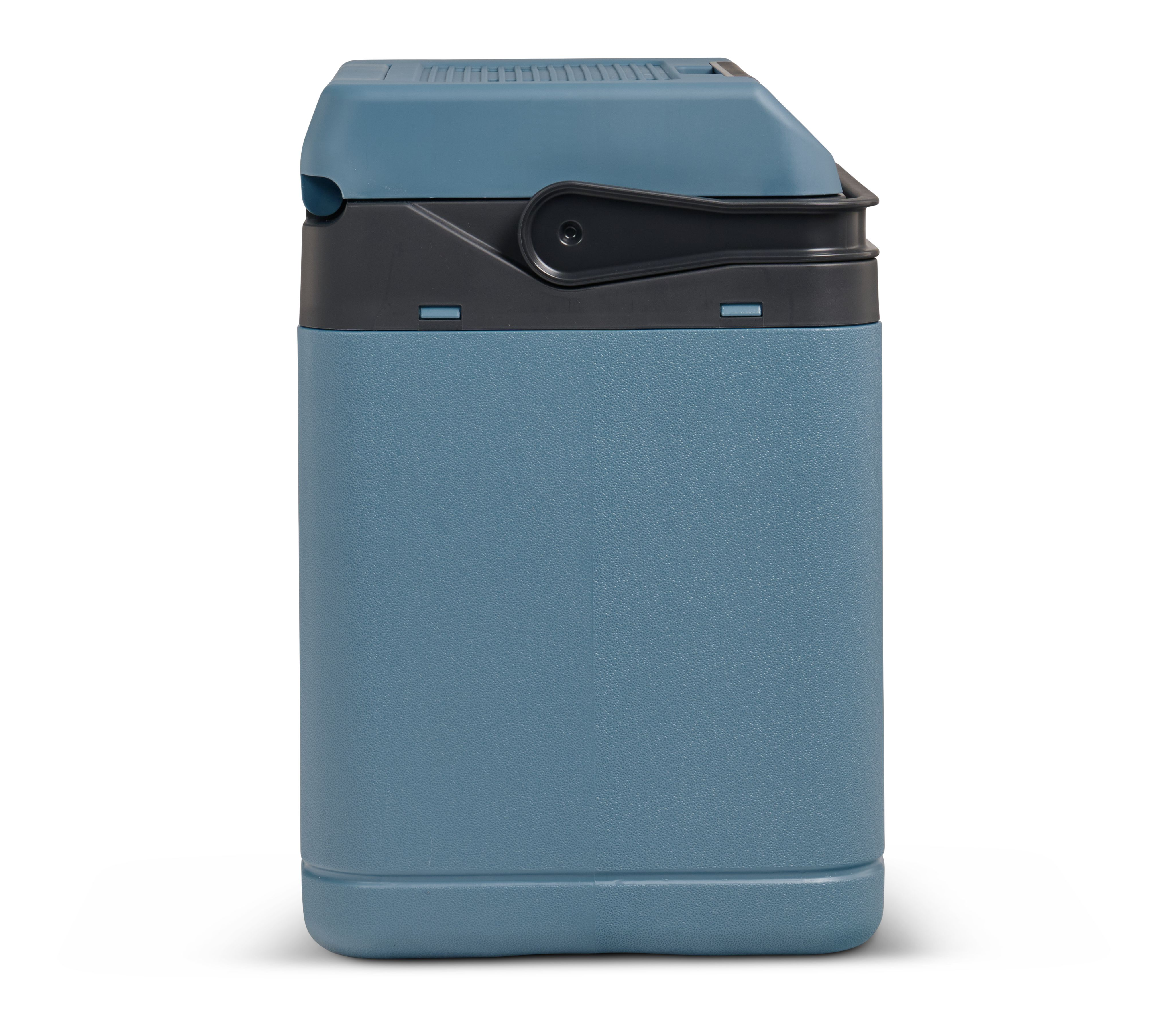 Contenitore frigo blu con manico e coperchio neri. Isolato su sfondo bianco, vista laterale.
