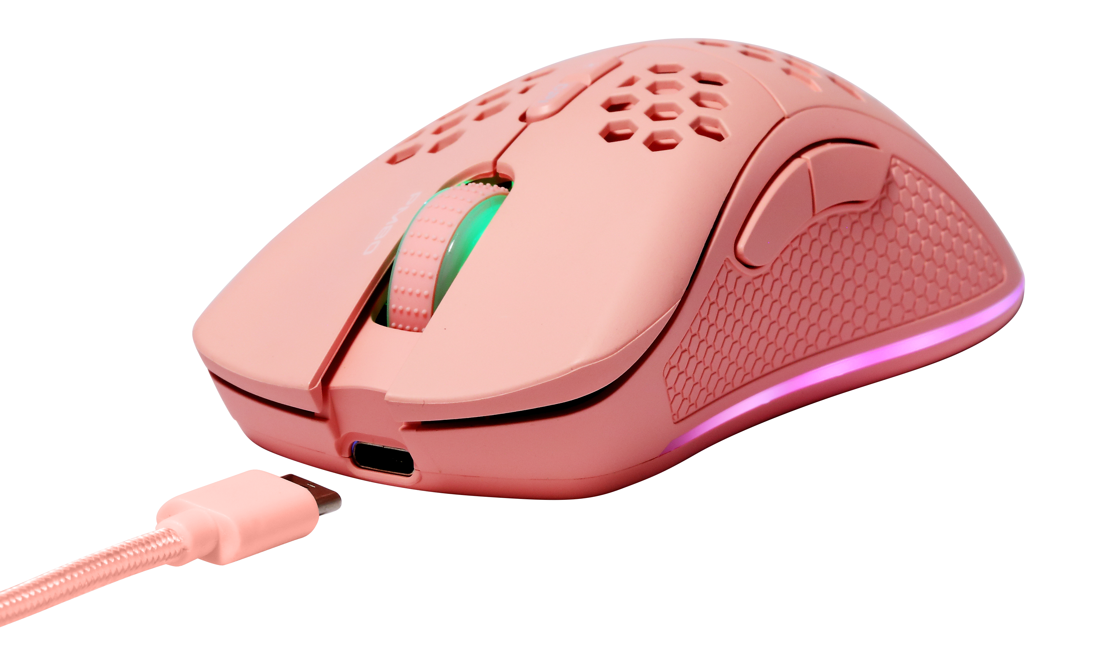 Różowa mysz do gier z wzorem plastra miodu. Podłączony kabel ładujący. Białe tło.