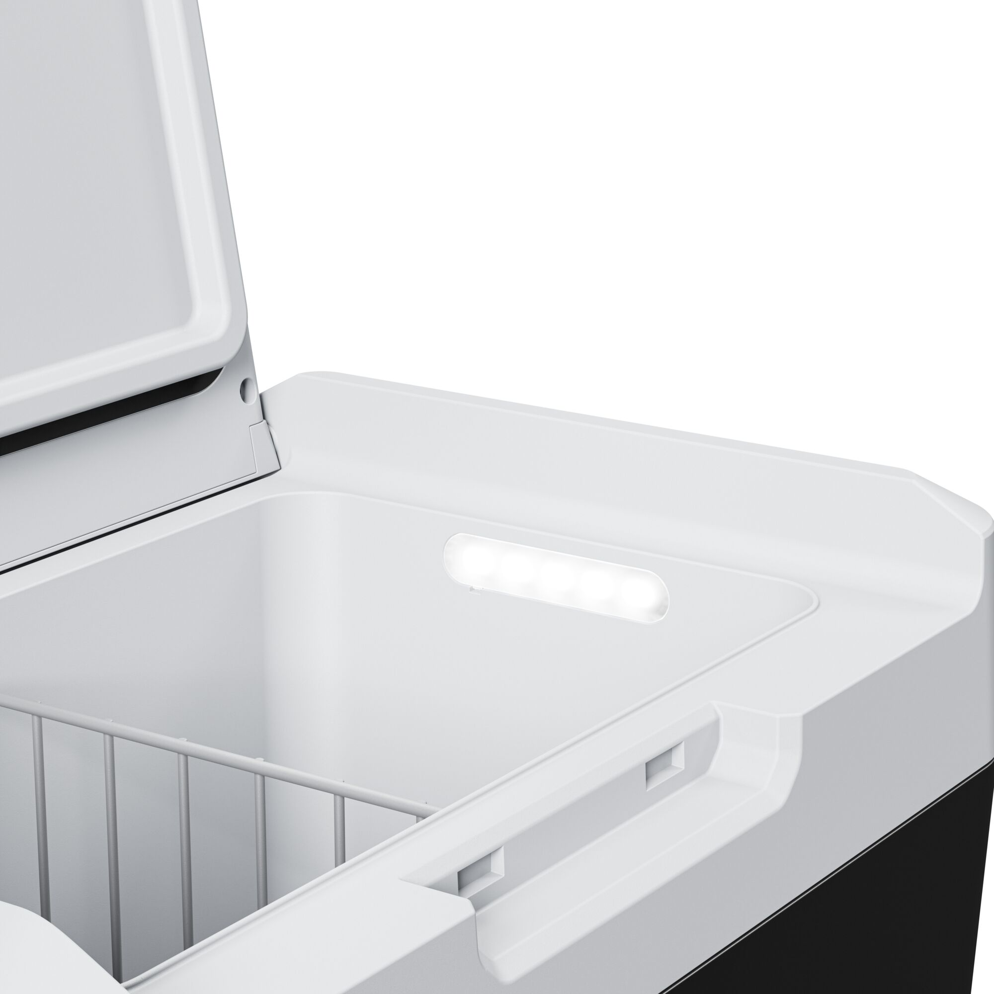 Un refrigeratore bianco aperto con luce. All'interno c'è una griglia metallica.
