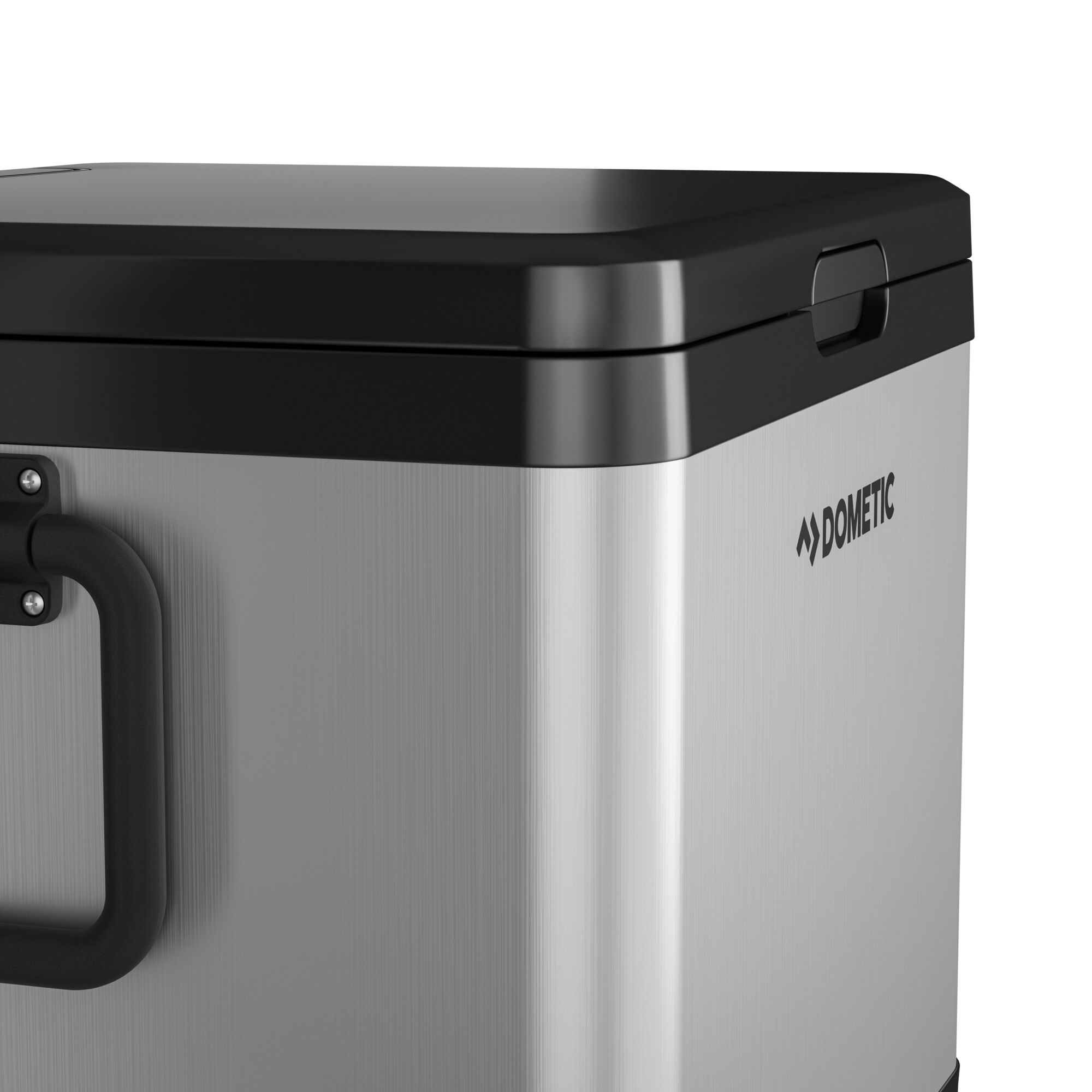 Zbliżenie srebrnej chłodziarki z czarną pokrywą. Widoczna nazwa marki DOMETIC.