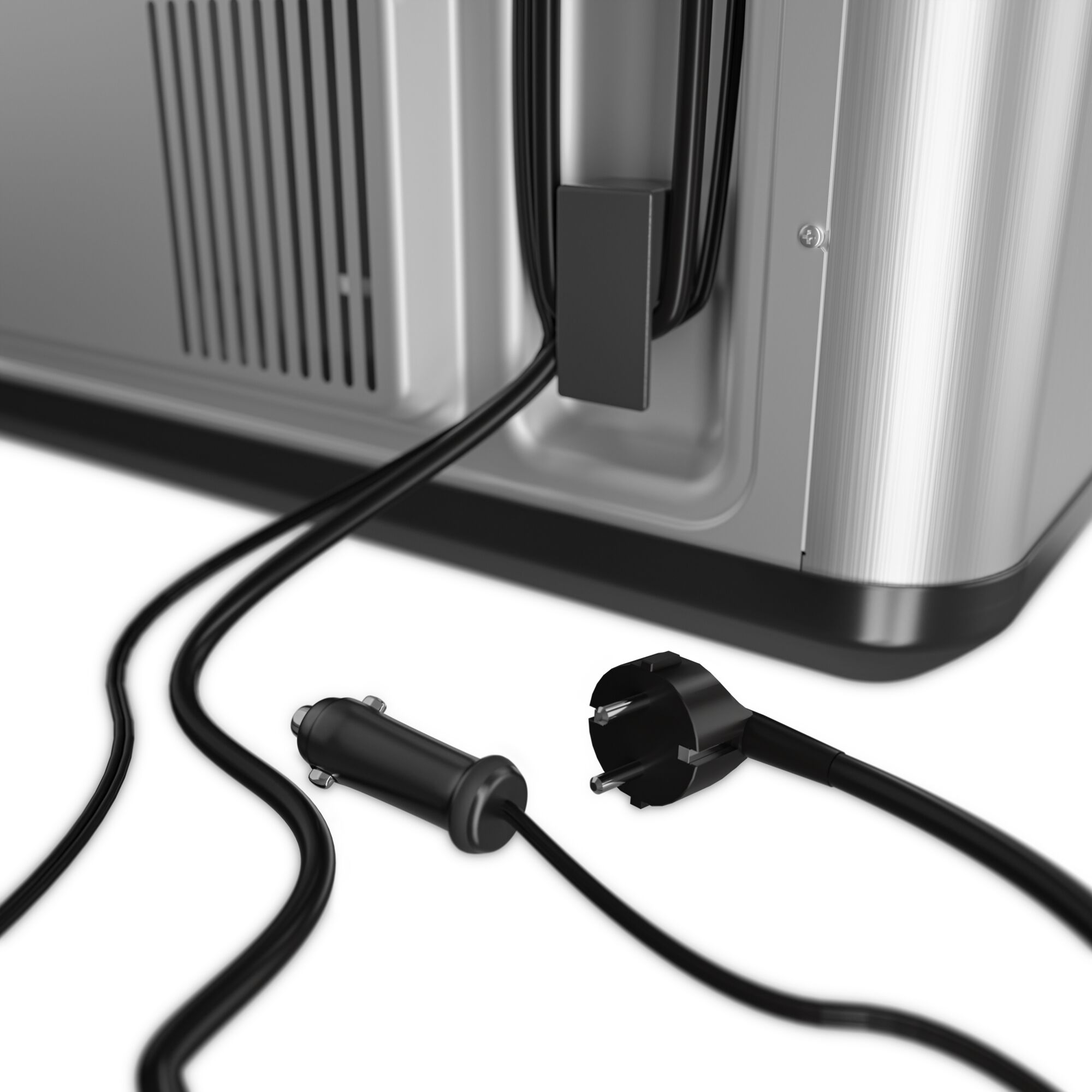 Zbliżenie ładowarki samochodowej i europejskiej wtyczki podłączonych do metalowej jednostki chłodzącej. Czarne kable.