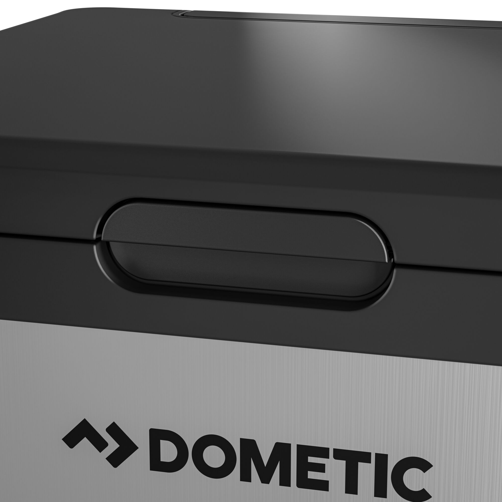 Czarna i srebrna chłodziarka Dometic z uchwytem i logo.