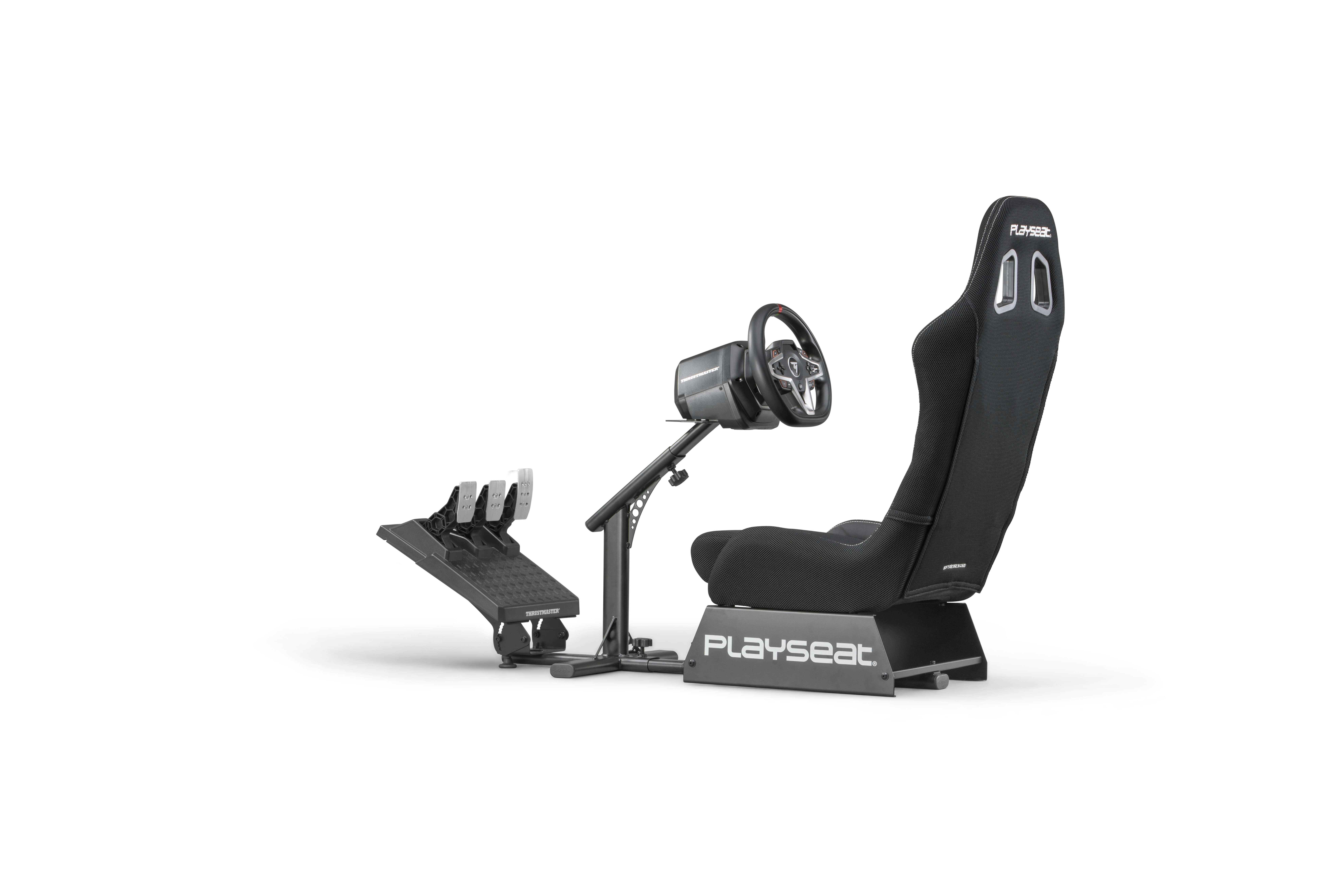 Configuración de simulador de carreras con asiento negro, volante, pedales y soporte sobre blanco.