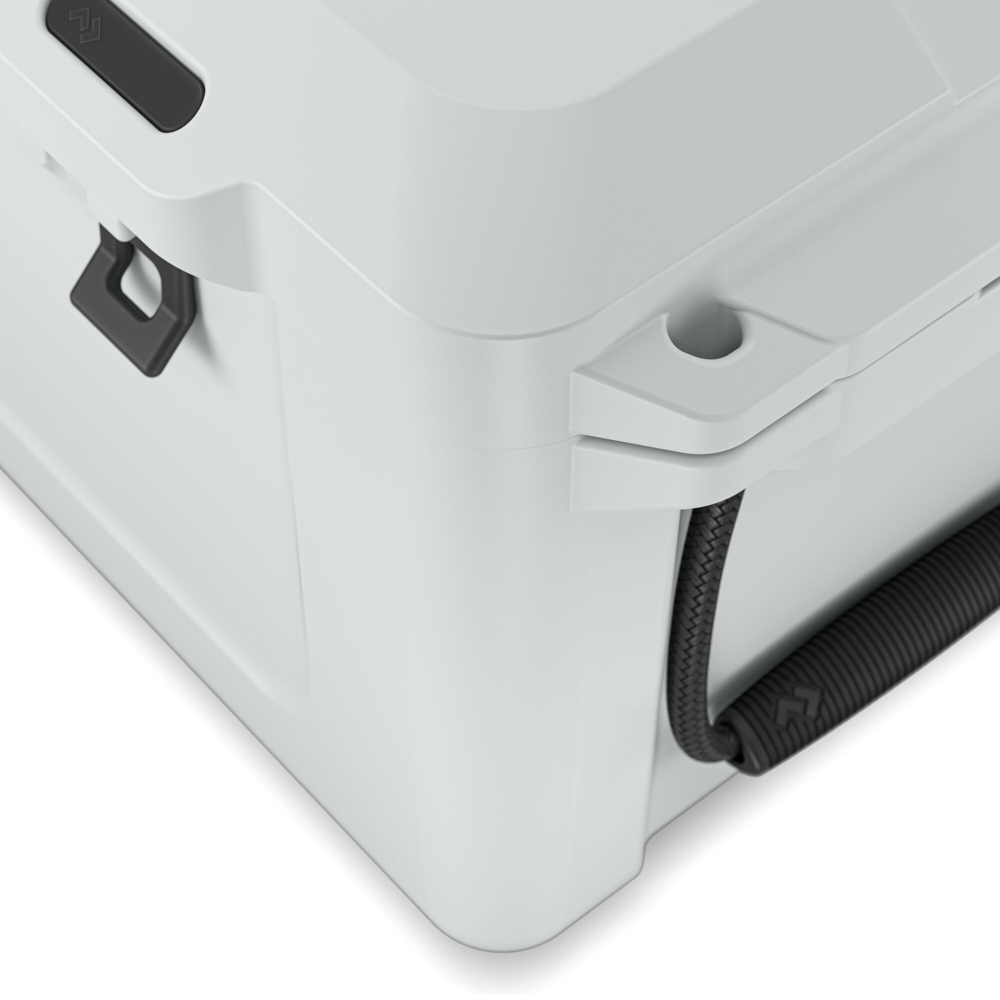 Close-up van een witte koelbox met een zwarte handgreep en accenten op een wit oppervlak.