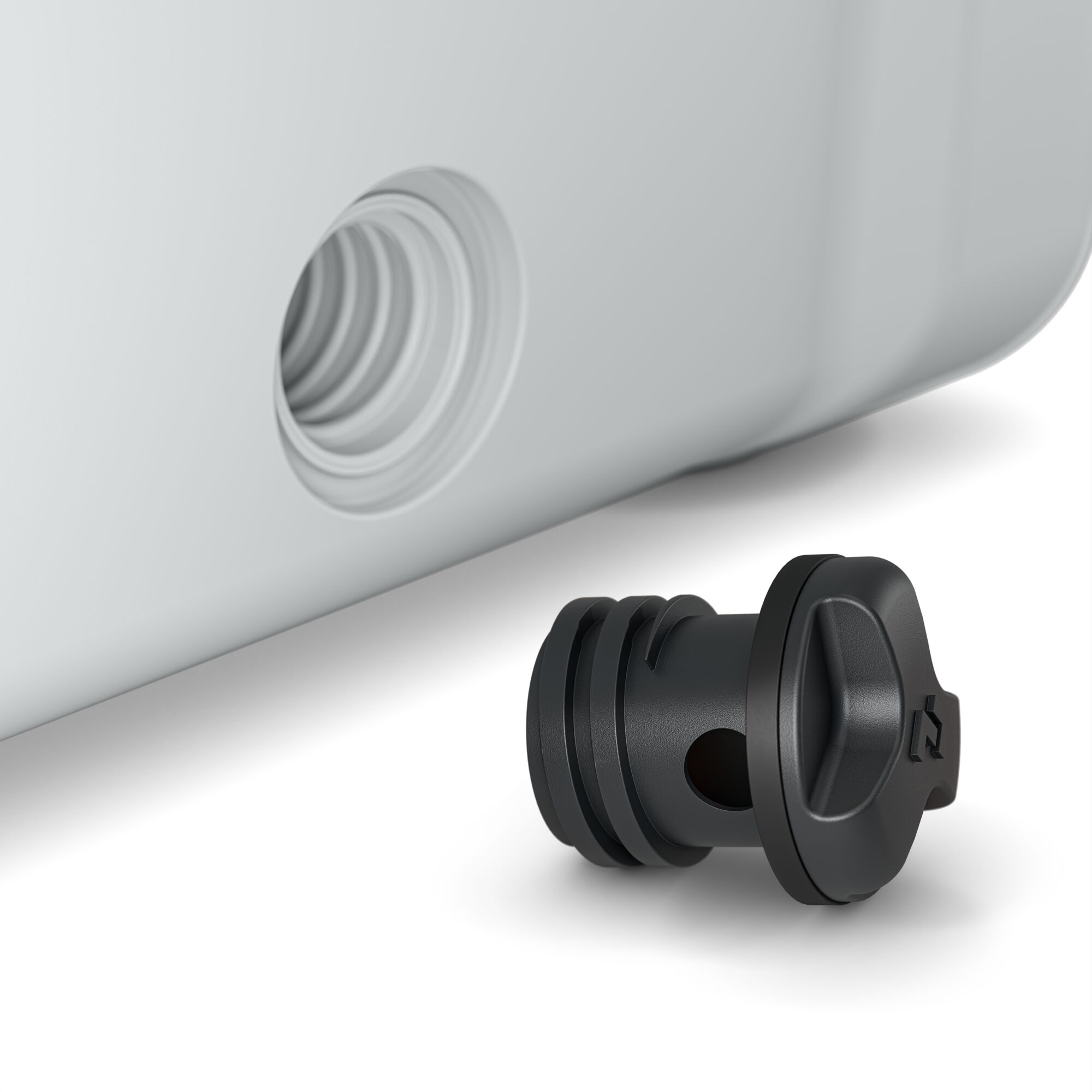 Close-up van een wit plastic onderdeel met een zwarte plug. Een gat is zichtbaar.