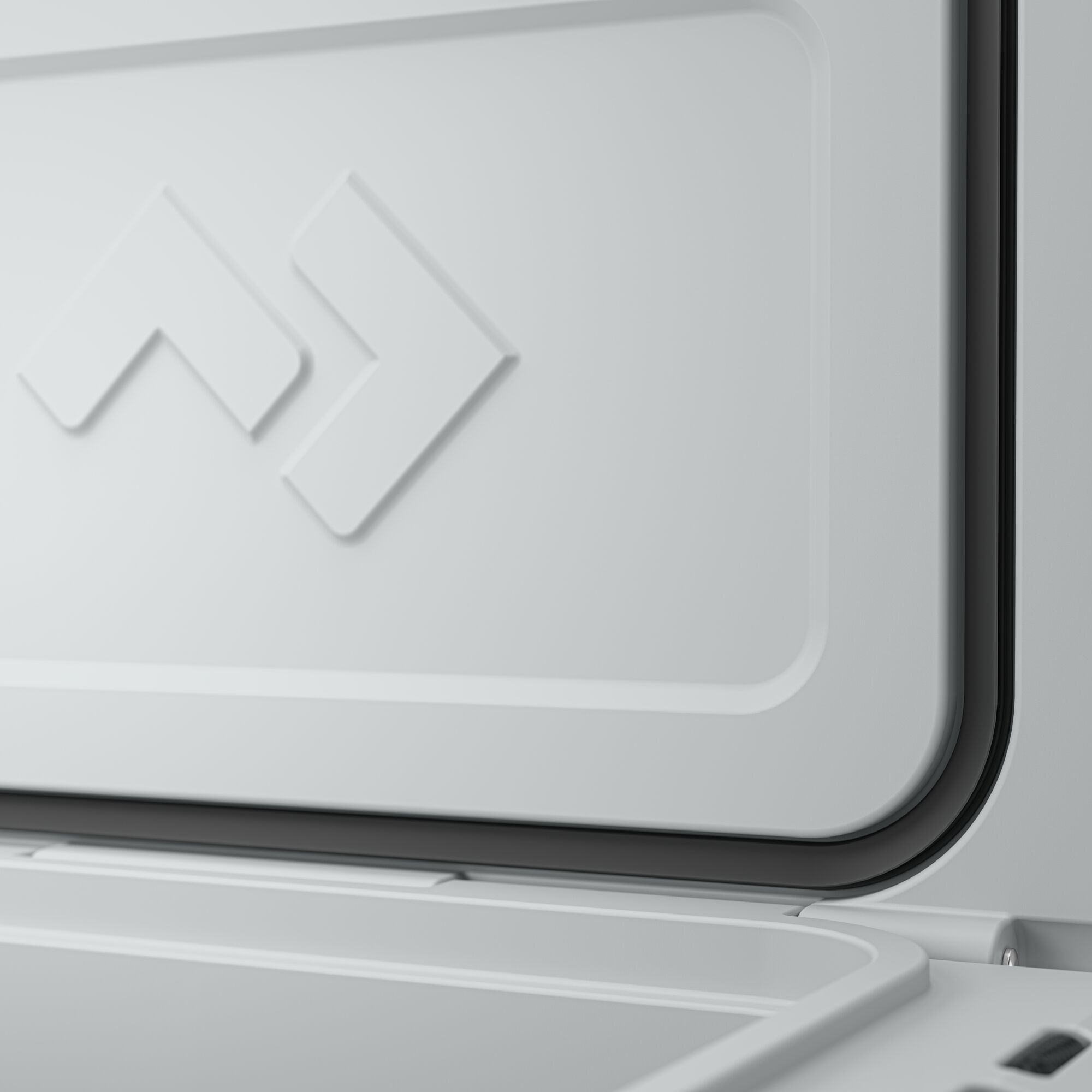 Witte koeler binnenkant met een wit logo aan de linkerkant.