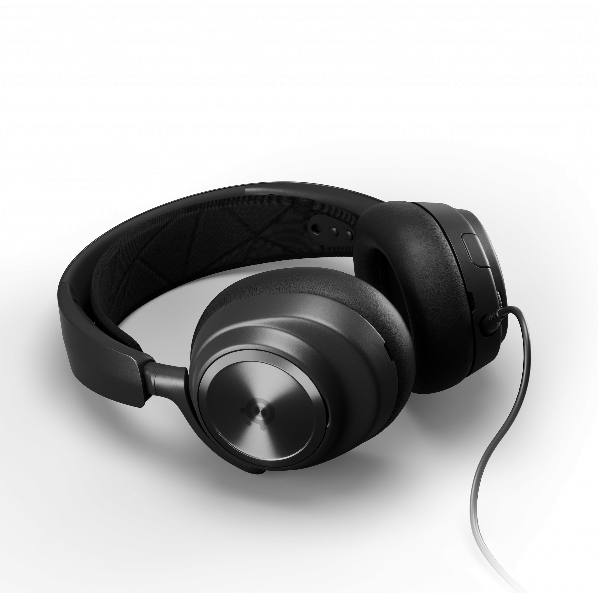 Auriculares negros sobre la oreja con acento plateado metálico en la copa y cable negro.
