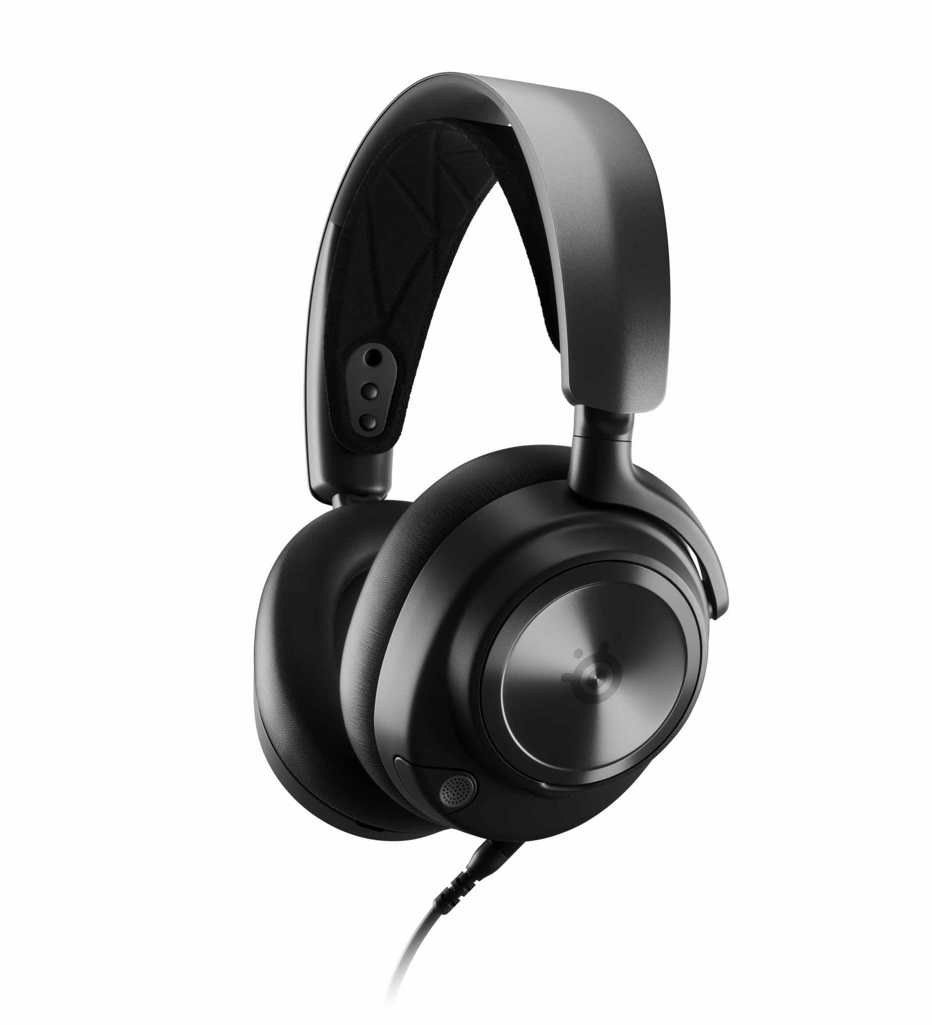 Auriculares negros sobre fondo blanco. Tiene una parte superior curva, auriculares grandes y un cable.