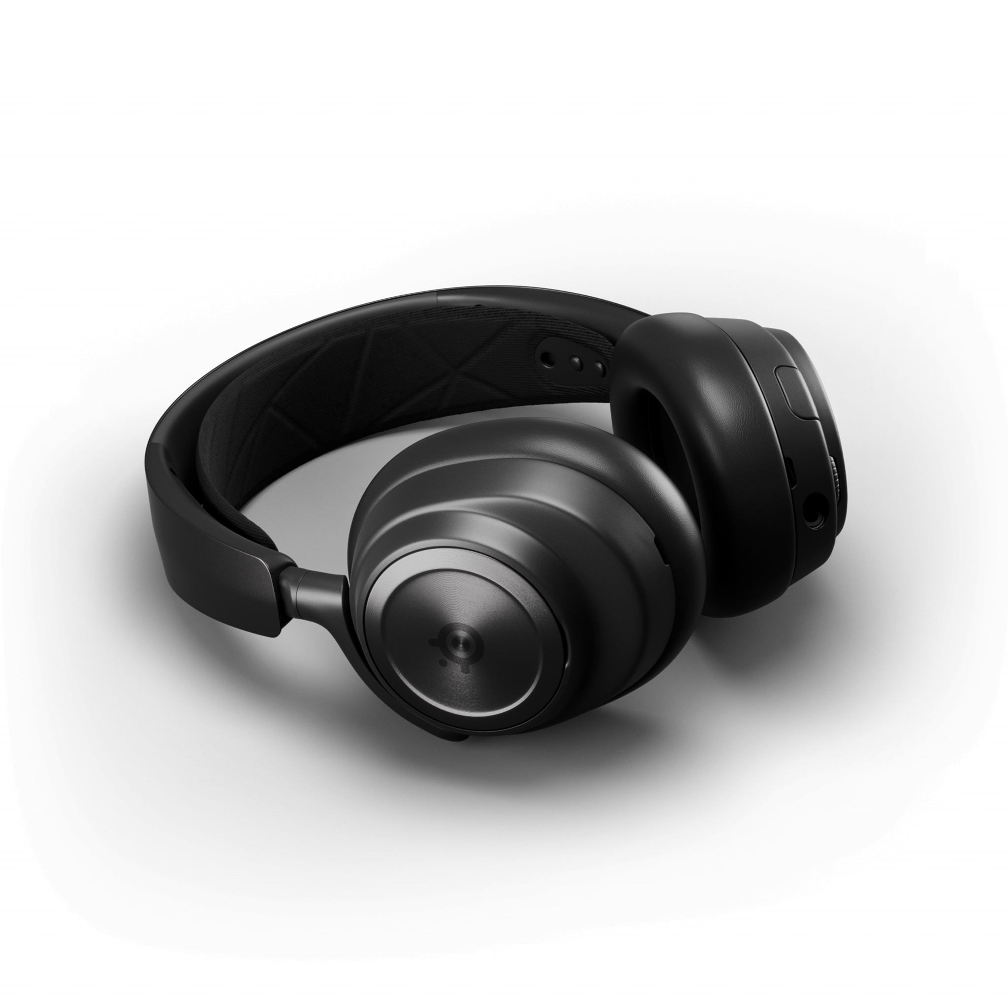 Zwarte over-ear koptelefoon op een wit oppervlak. De koptelefoon is strak en modern.