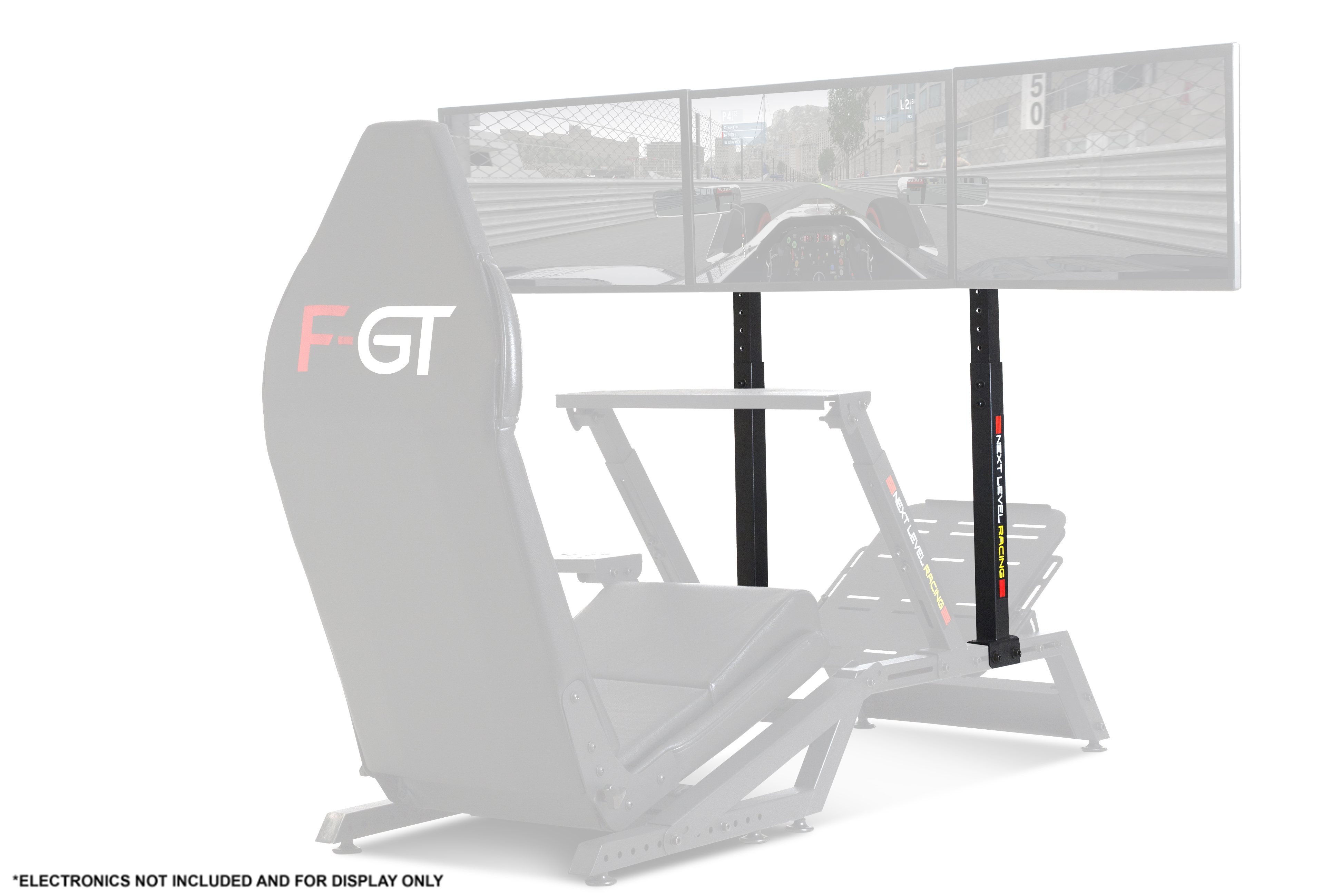 Gaming simulator setup met drie schermen, een stoel en een steunframe.