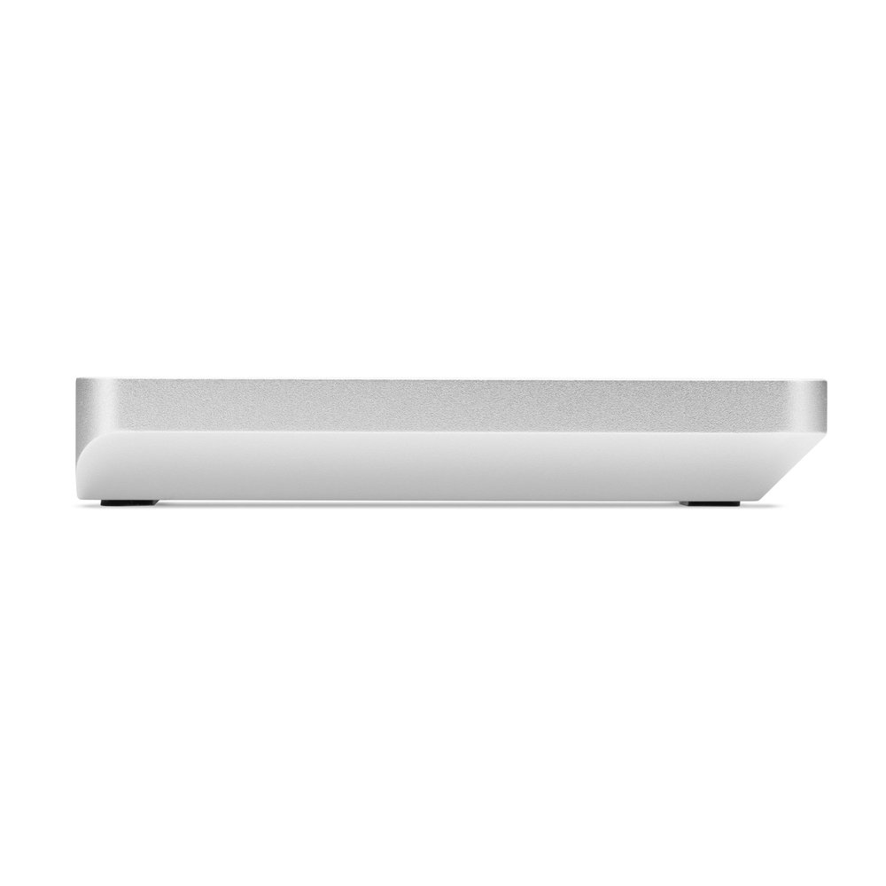 Dispositivo argentato, sottile, con un bordo leggermente curvo, su sfondo bianco.