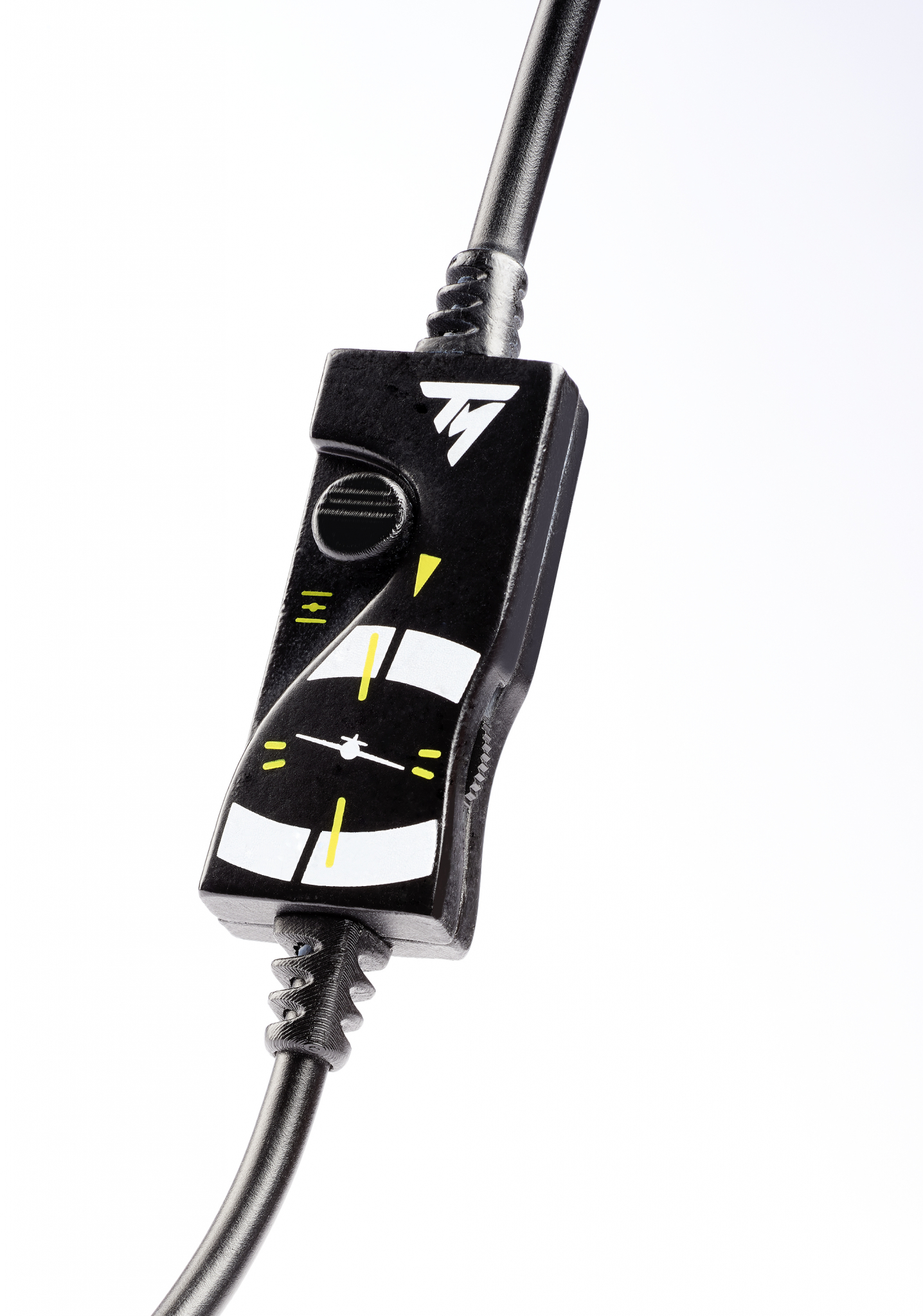 Czarny kontroler z białymi i żółtymi oznaczeniami, podłączony do czarnego kabla.
