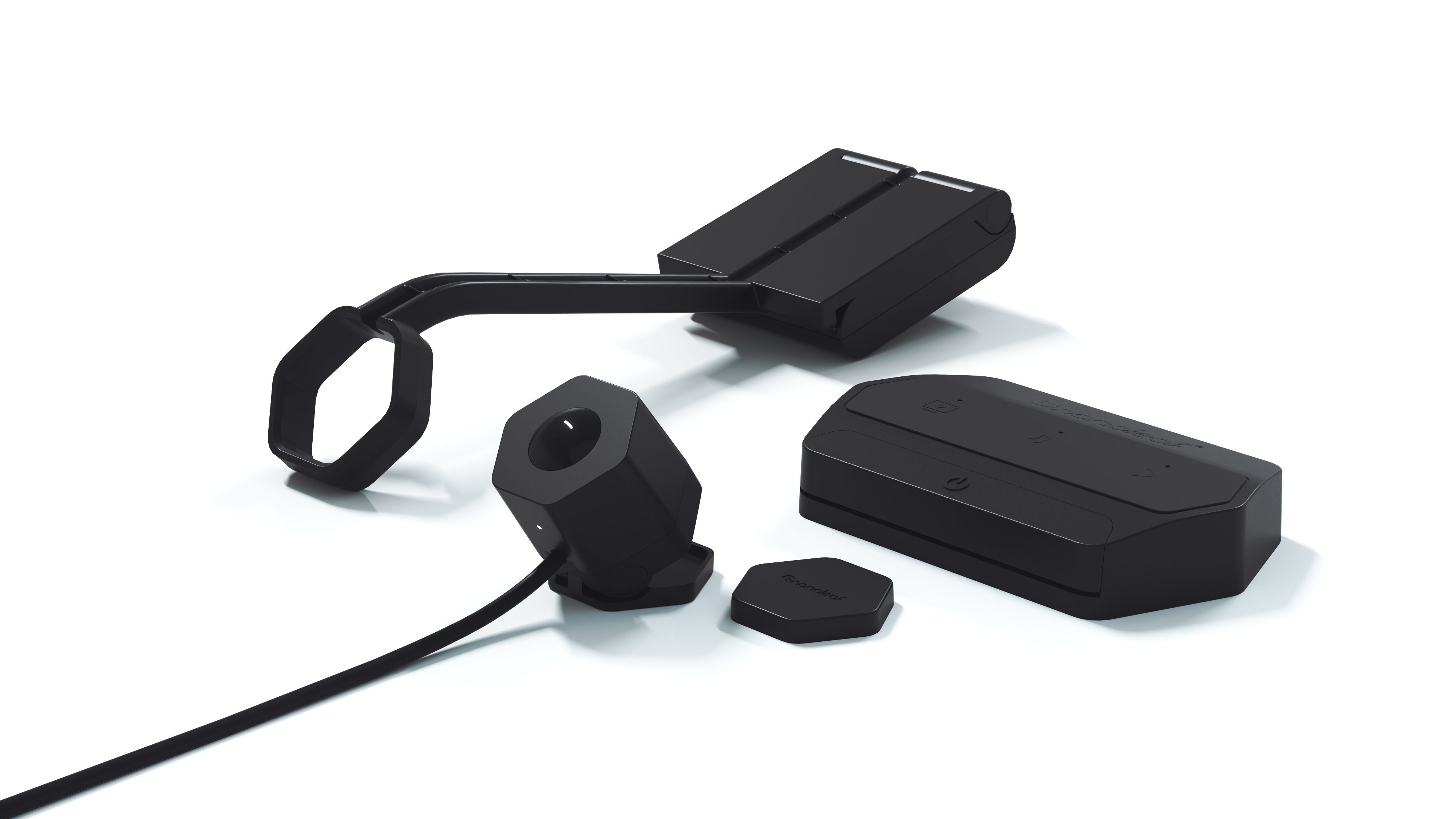 Set schwarzer elektronischer Geräte auf weißem Hintergrund, mit Kabel.