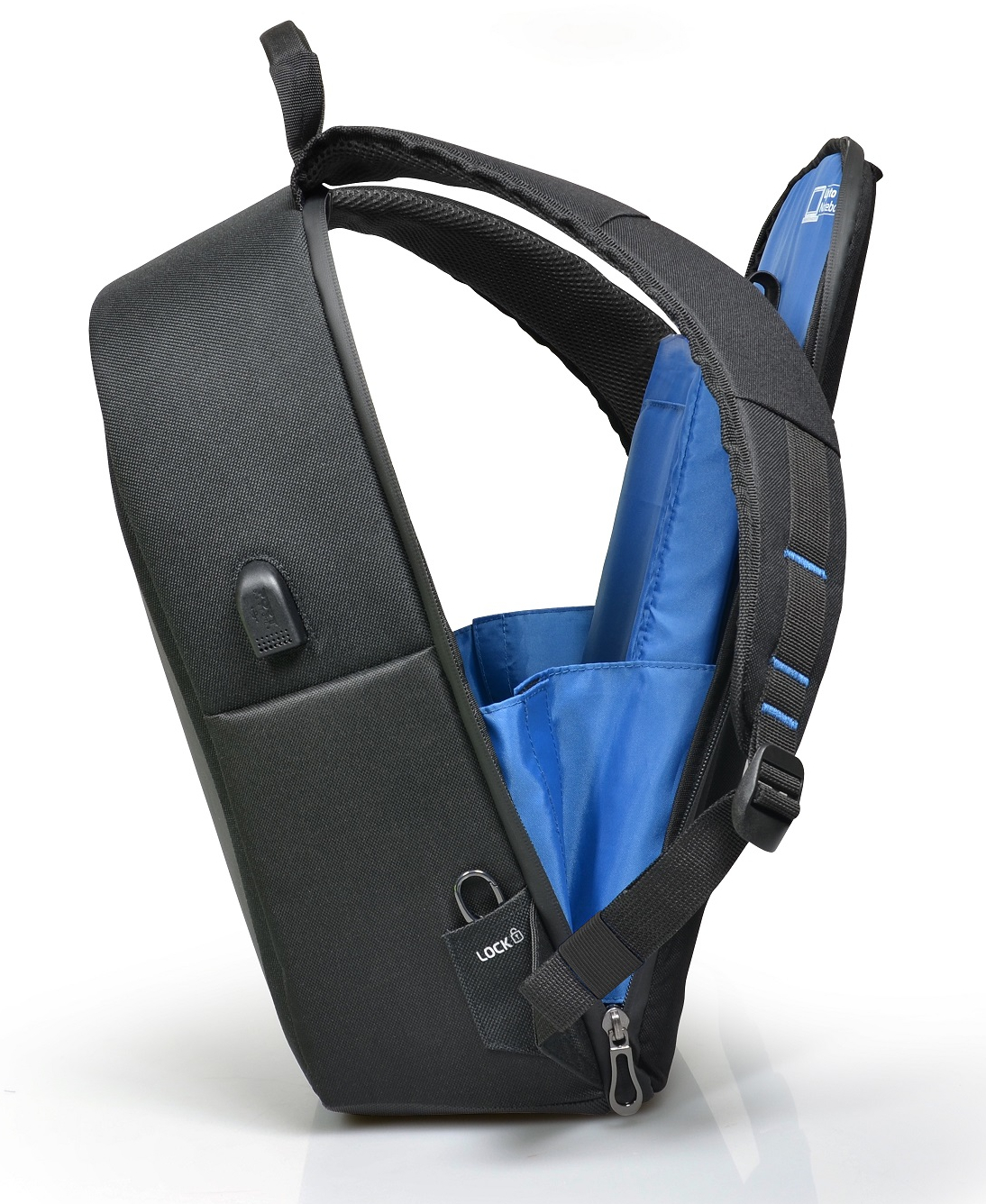 Zaino nero con interno blu, aperto che mostra il contenuto, su sfondo bianco.