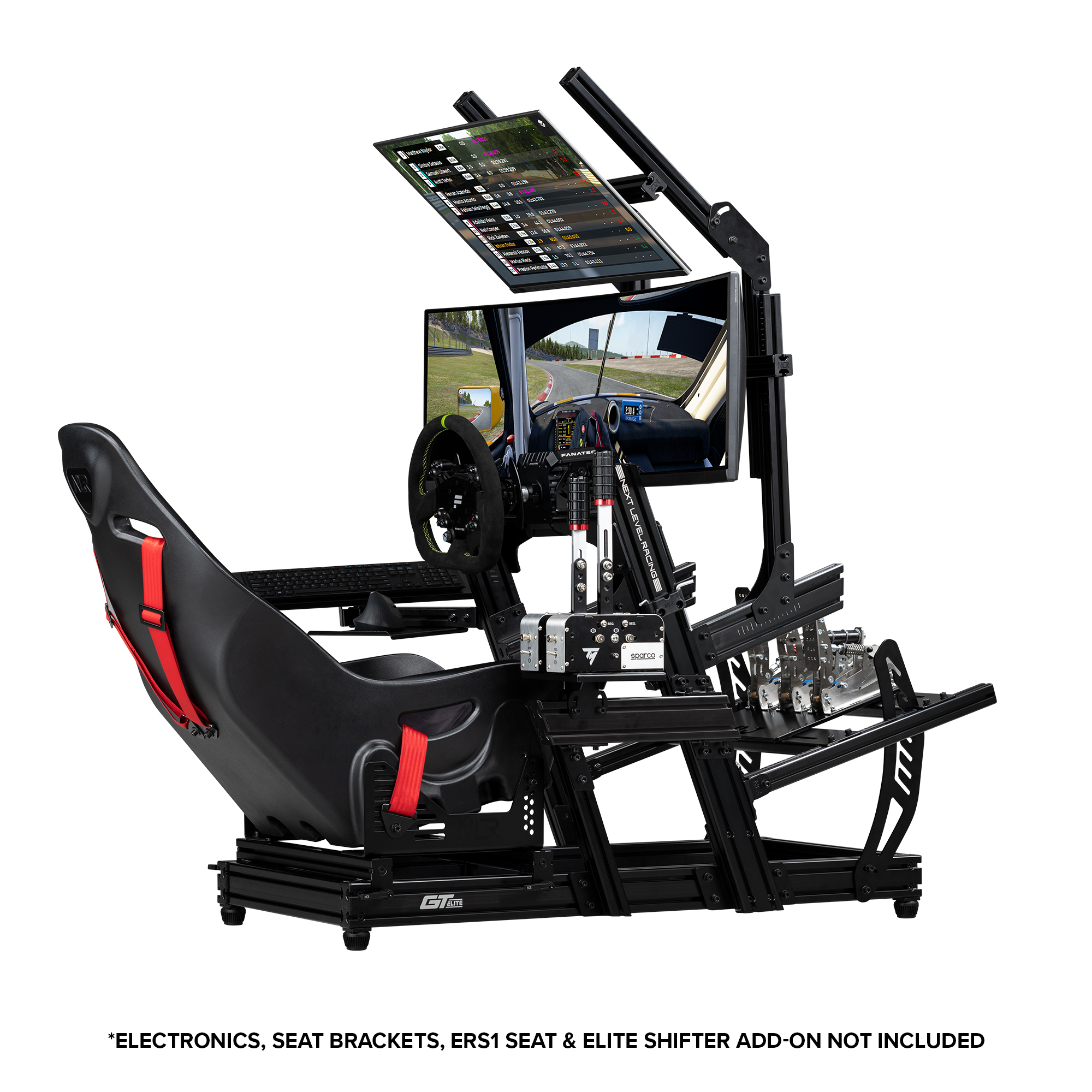 Configuración de simulador de carreras con tres monitores, volante y asiento de carreras. Fondo blanco.
