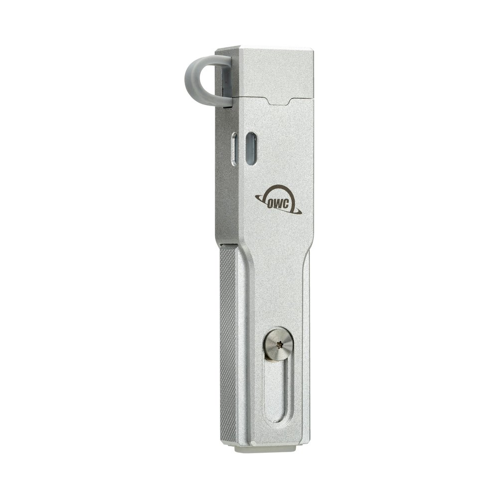 Srebrny pendrive OWC ze srebrną pętlą na białym tle.