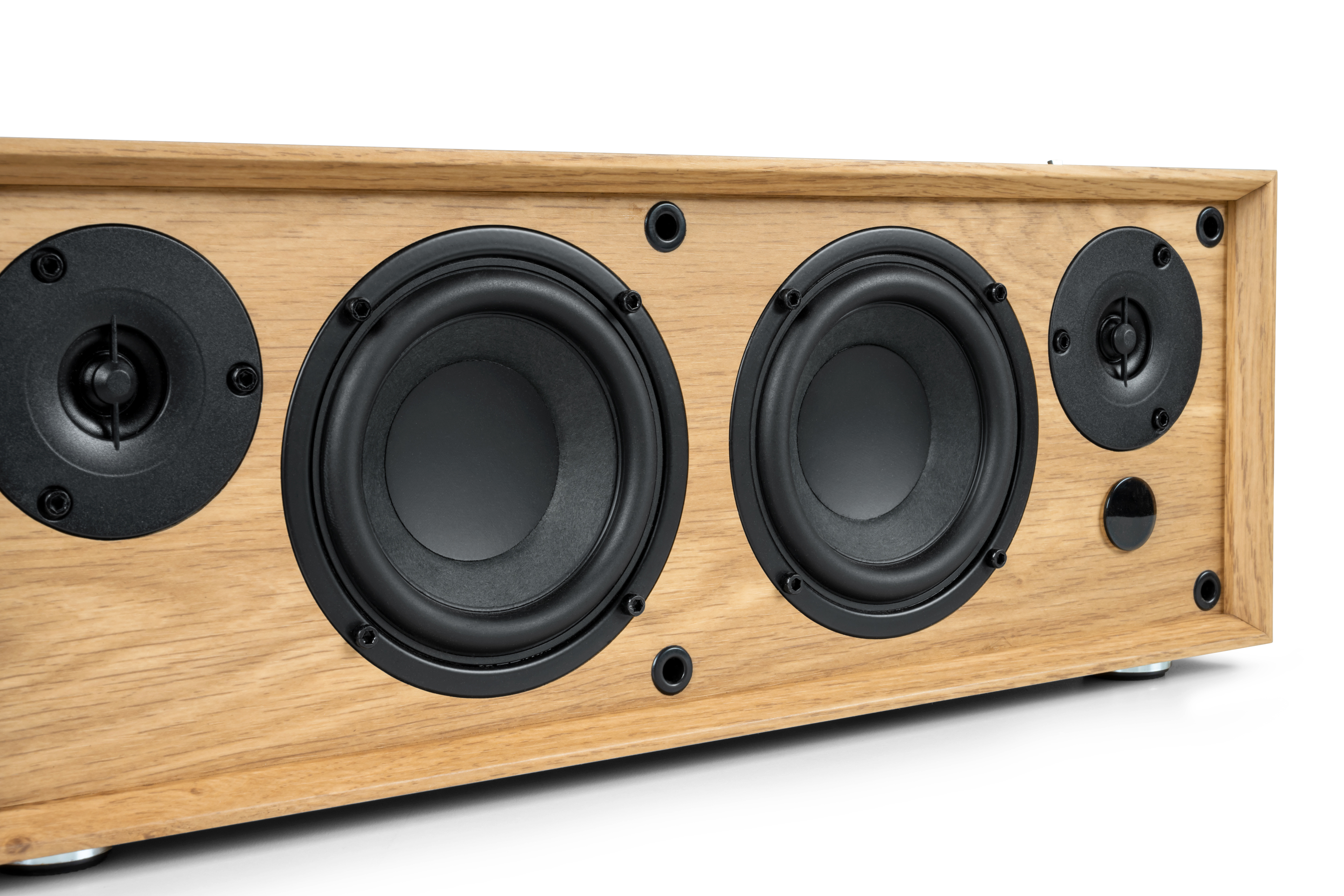 Drewniany soundbar z czarnymi głośnikami. Dwa małe i trzy duże.