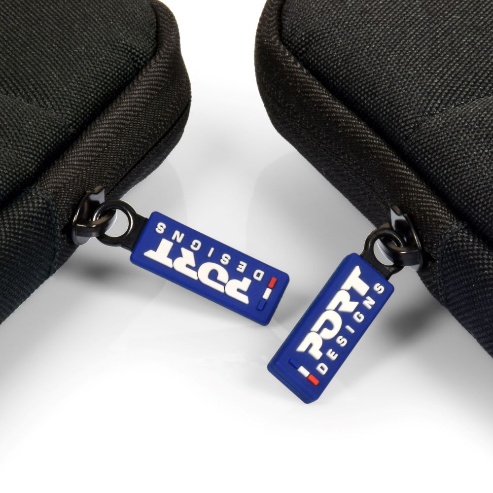Deux pochettes noires zippées avec des étiquettes Port Designs bleues et blanches attachées aux fermetures éclair.