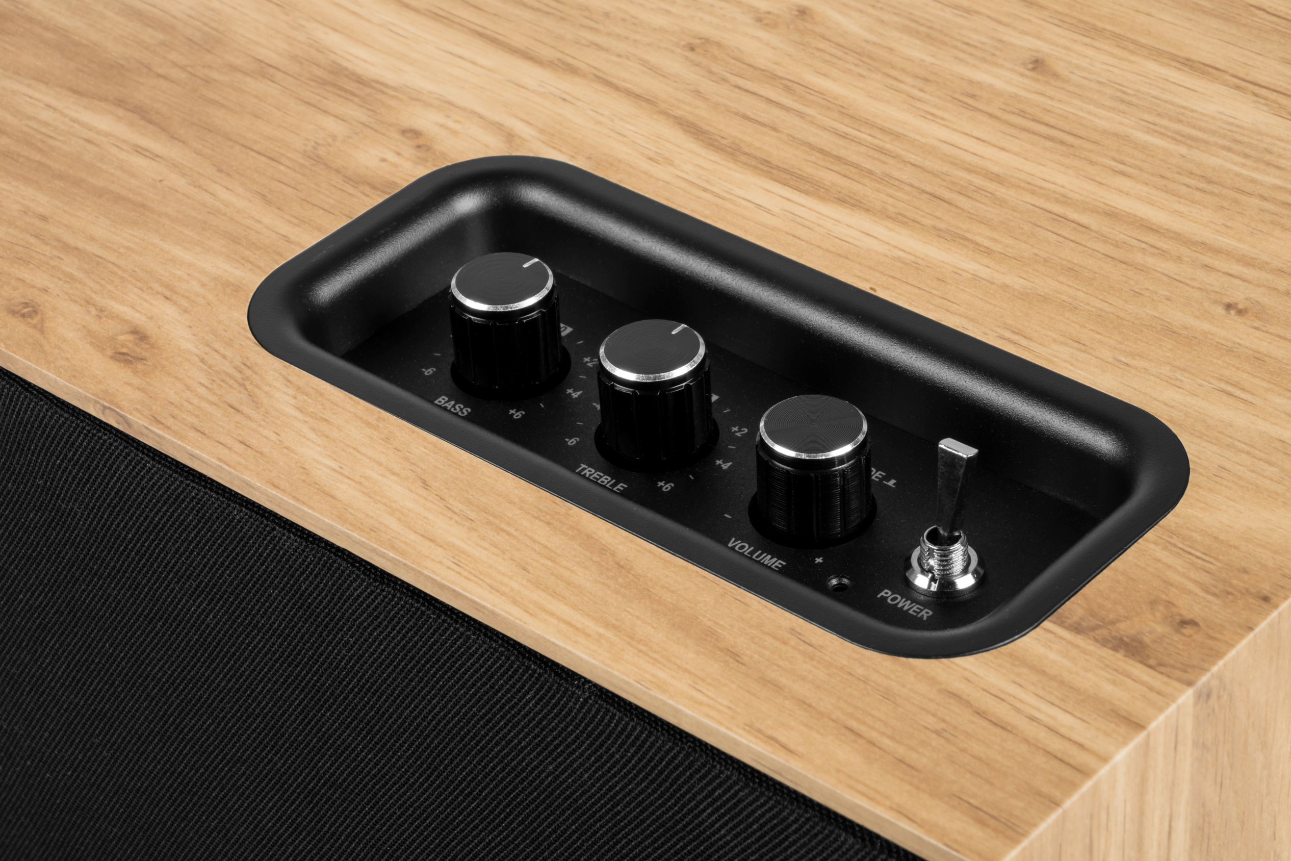 Drewniany panel sterowania głośnikiem z trzema pokrętłami i wyłącznikiem.