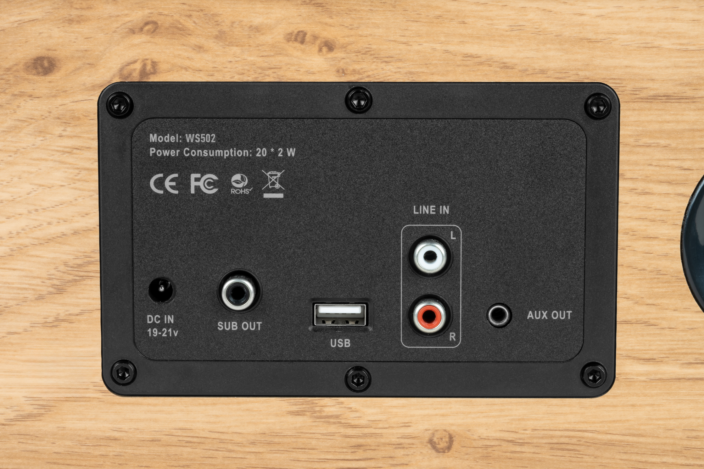 Tylny panel drewnianego głośnika z USB, wejściami audio i połączeniami zasilania.