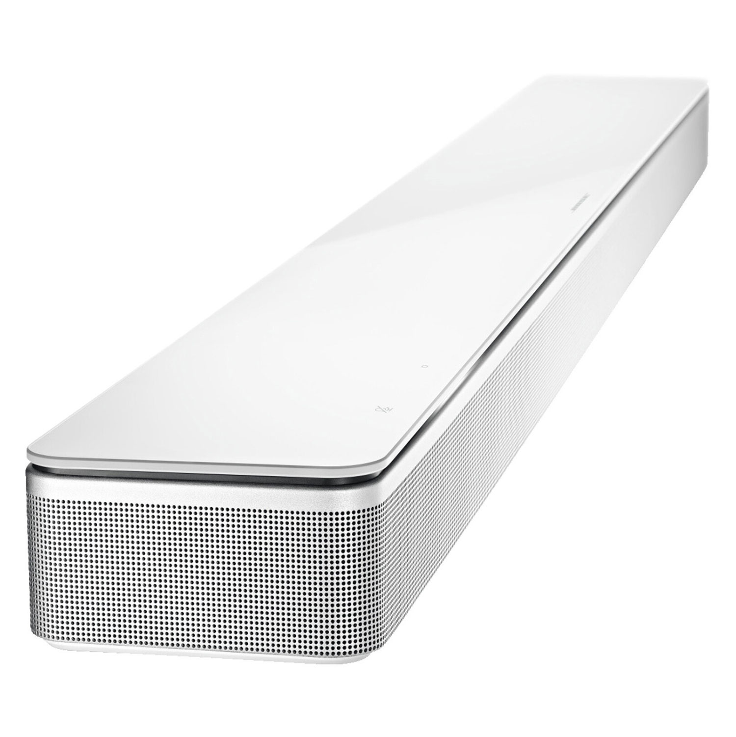 Weißer Soundbar mit silberner Frontgitter, auf weißer Oberfläche angewinkelt. Bose-Branding sichtbar.
