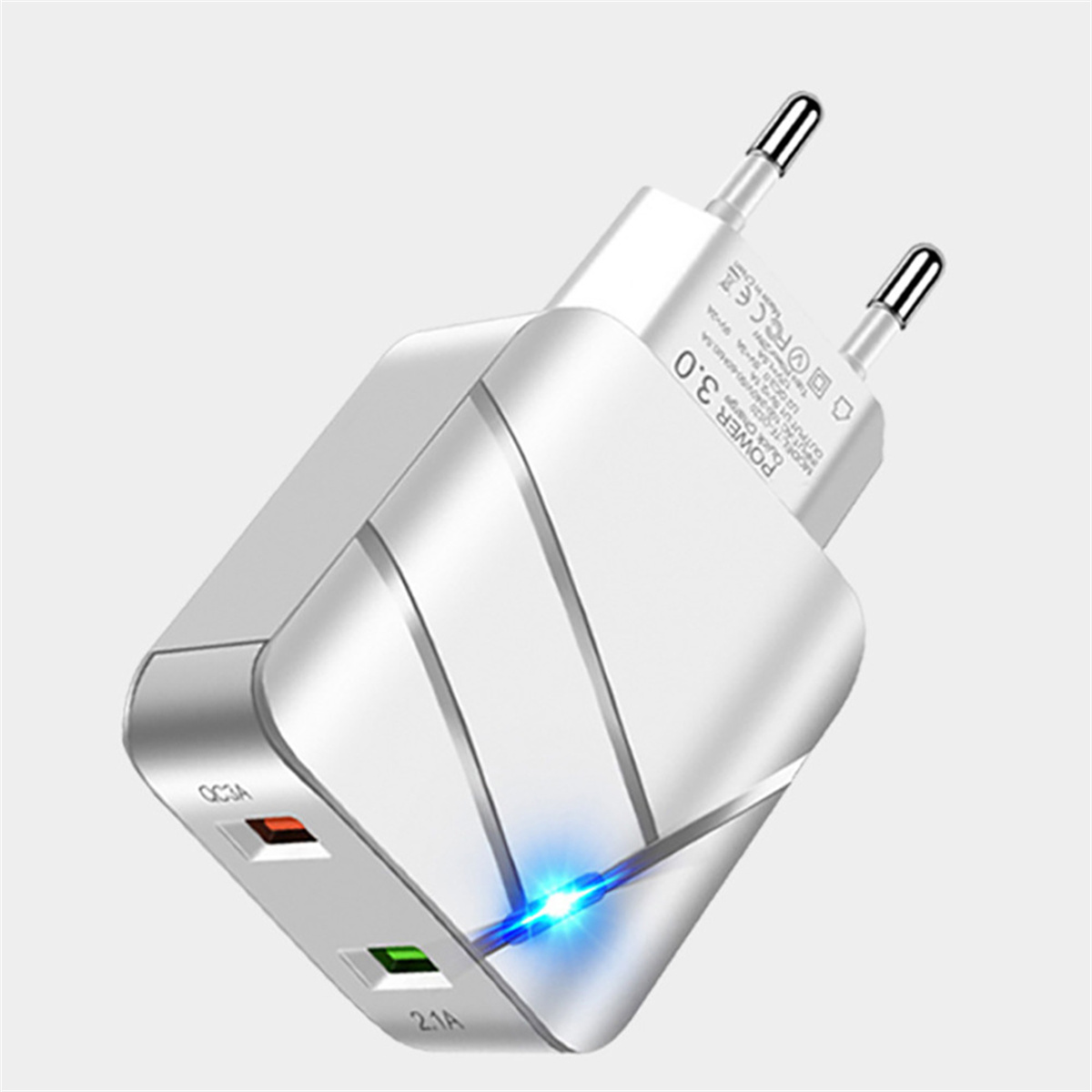 Silbernes und weißes USB-Ladegerät mit zwei Anschlüssen und blauem Licht.