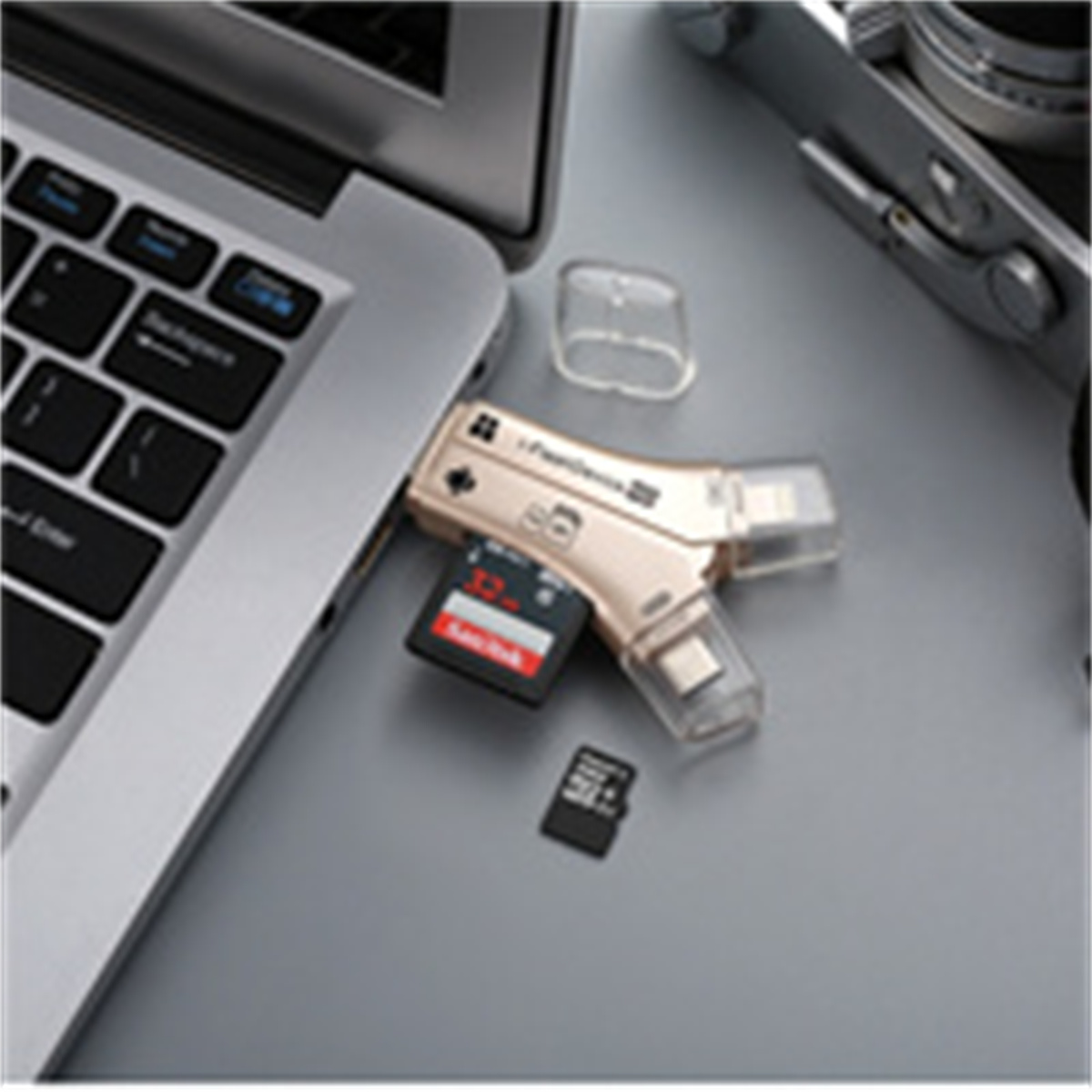 Laptop mit SD-Kartenleser und Karten.