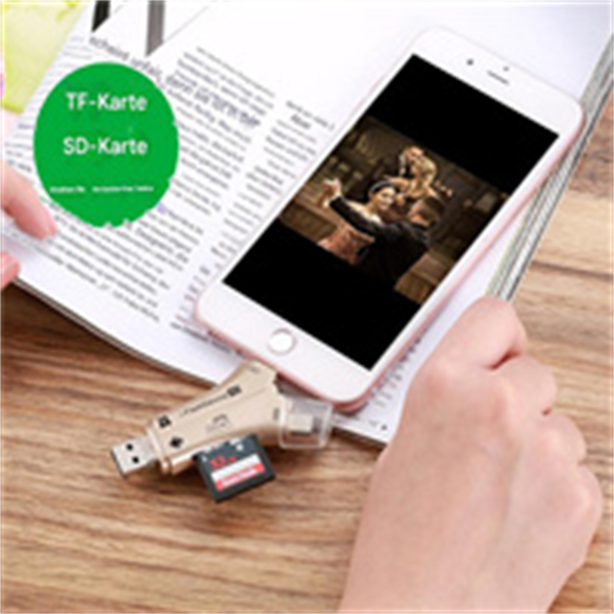 Telefon zeigt Video, verbunden mit USB-Adapter mit SD-Karte. Hände halten Telefon und Adapter.
