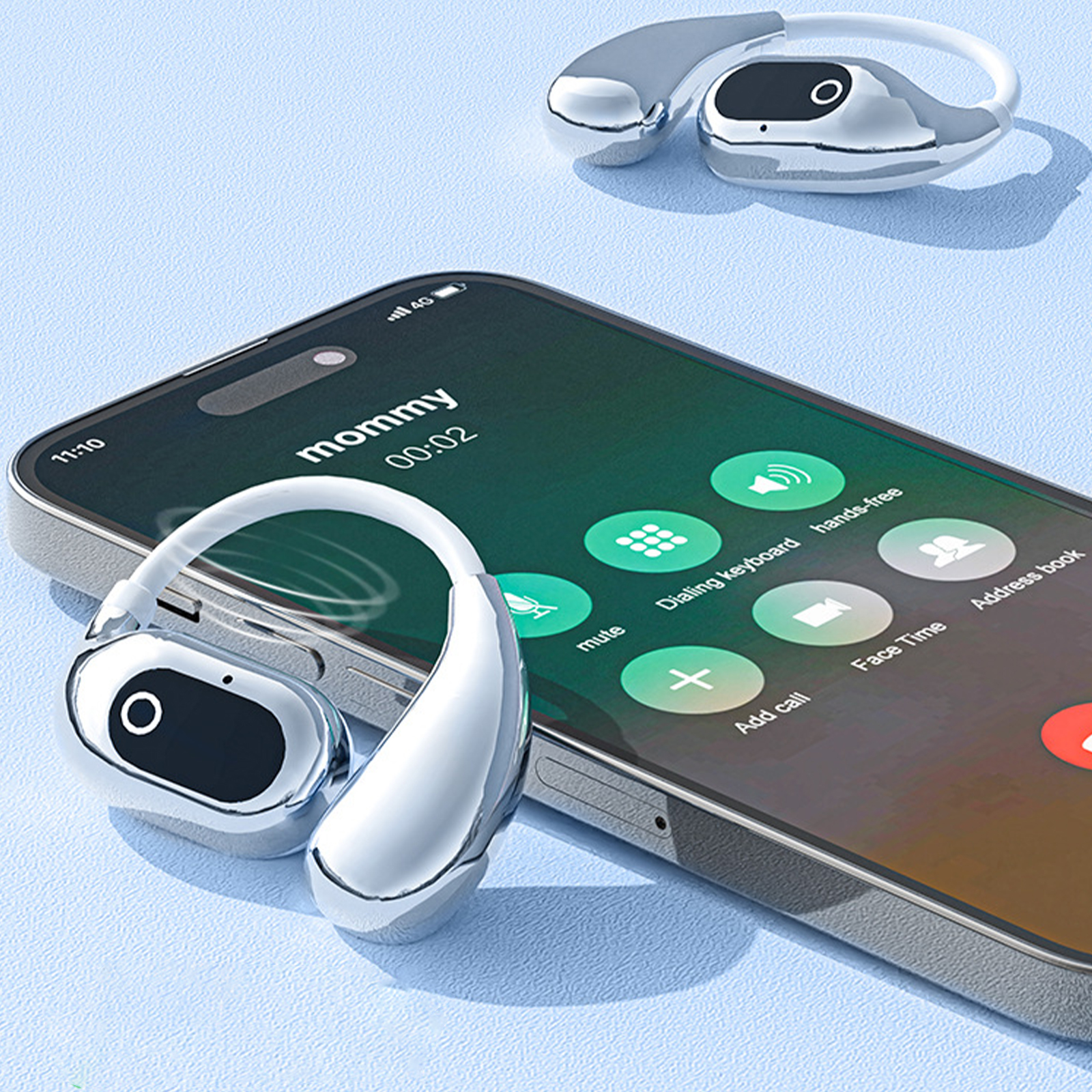 Ein silbernes Headset neben einem Smartphone-Bildschirm, der einen Anruf von 'Mama' zeigt.