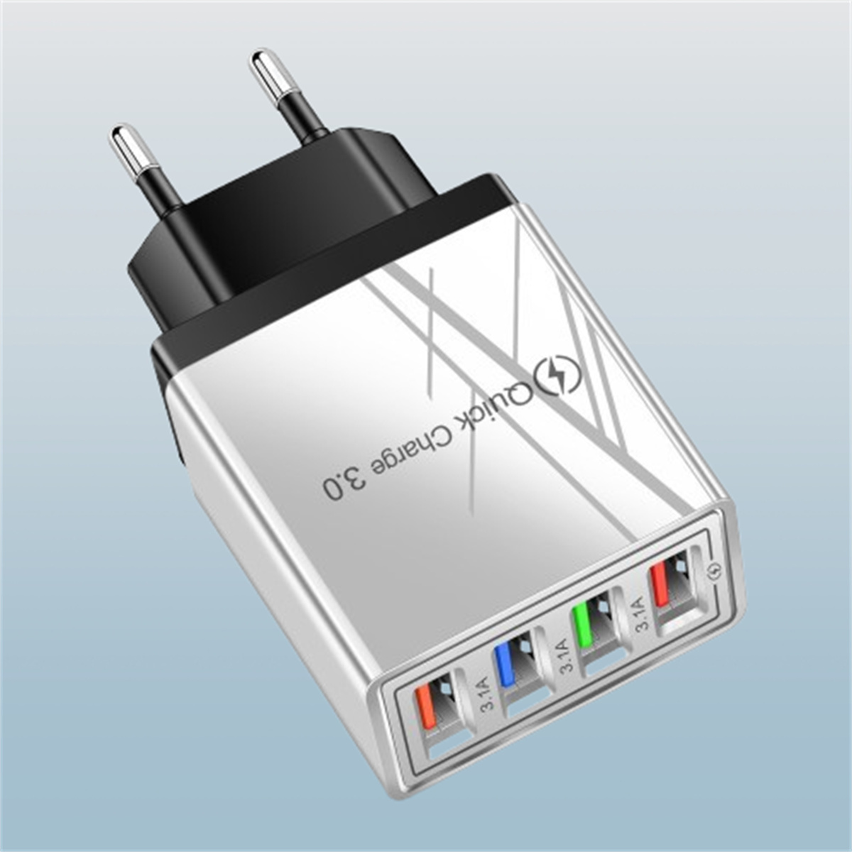 Ein silbernes und schwarzes Quick Charge 3.0 USB-Ladegerät mit vier USB-Anschlüssen vor Gradientenhintergrund.
