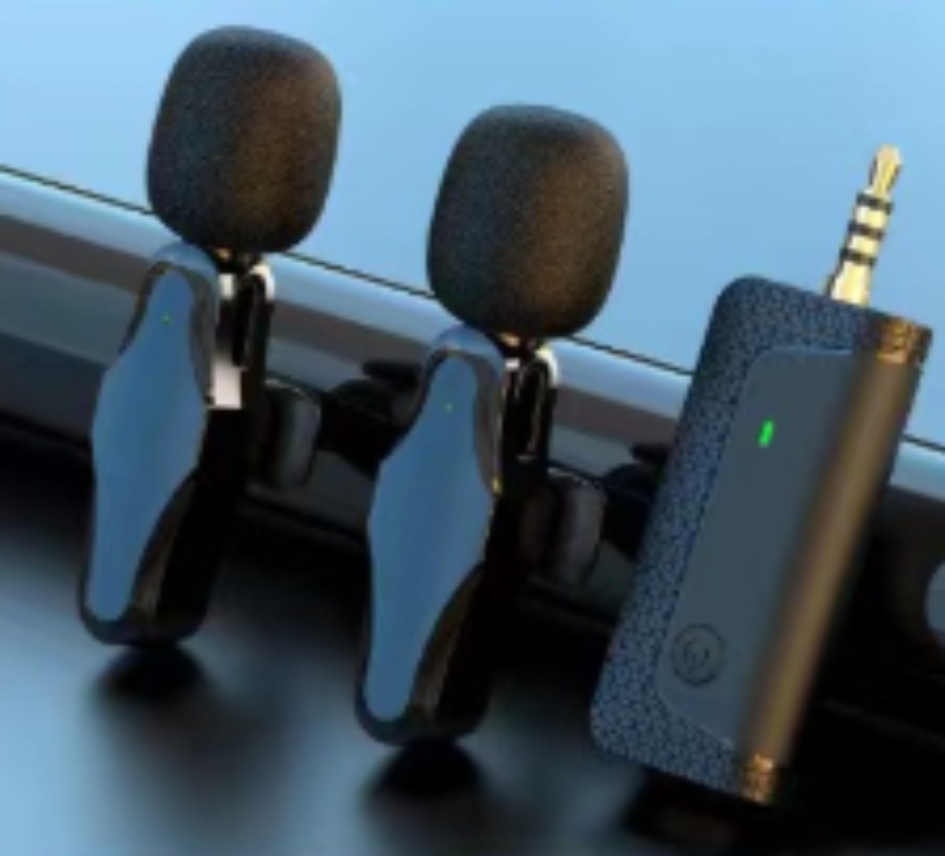 Zwei kleine schwarze Mikrofone an einem Telefon. Ein schwarzer Empfänger mit grünem Licht ist angeschlossen.