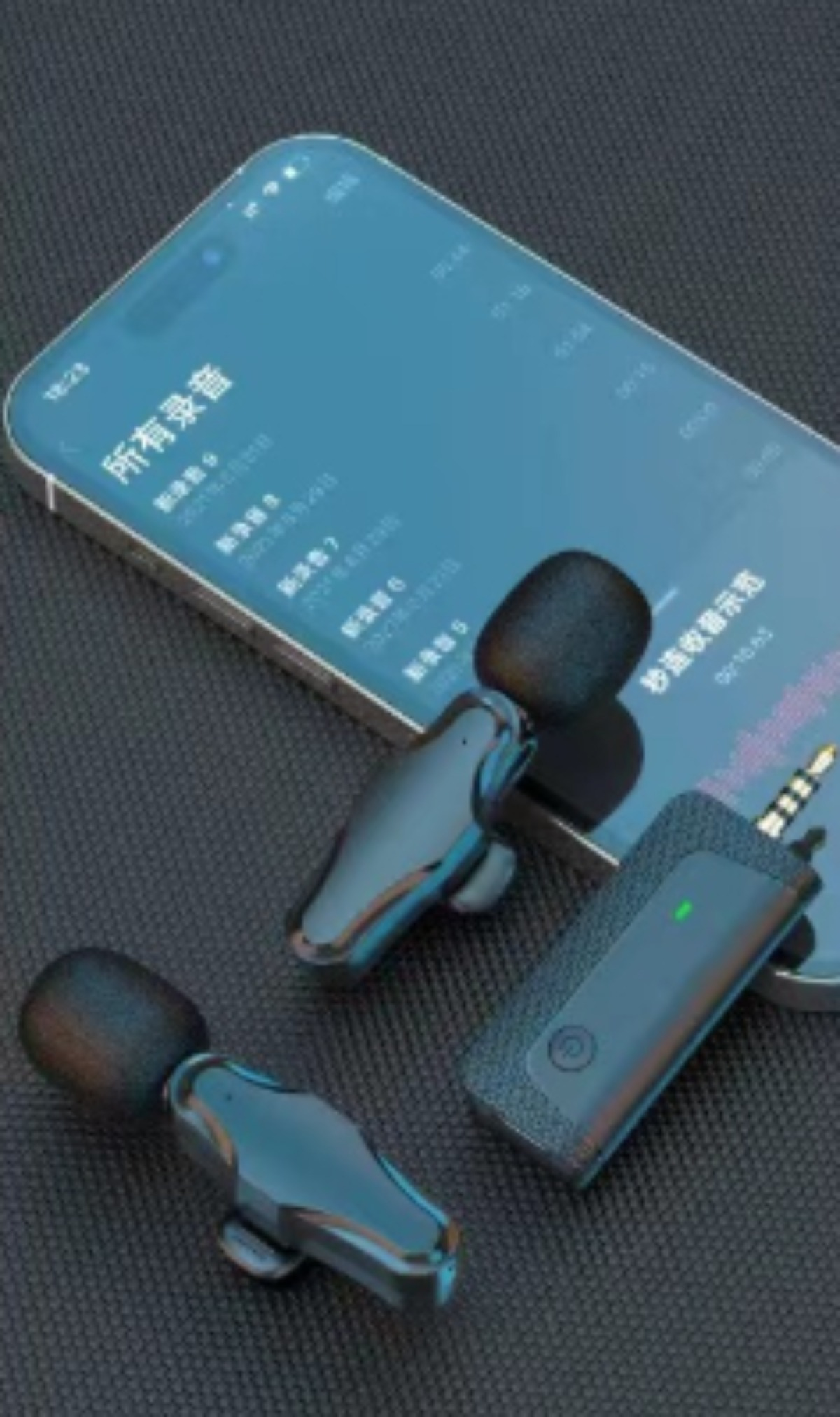 Schwarze drahtlose Mikrofone, ein Empfänger und ein Telefon mit einer Aufnahme-App.