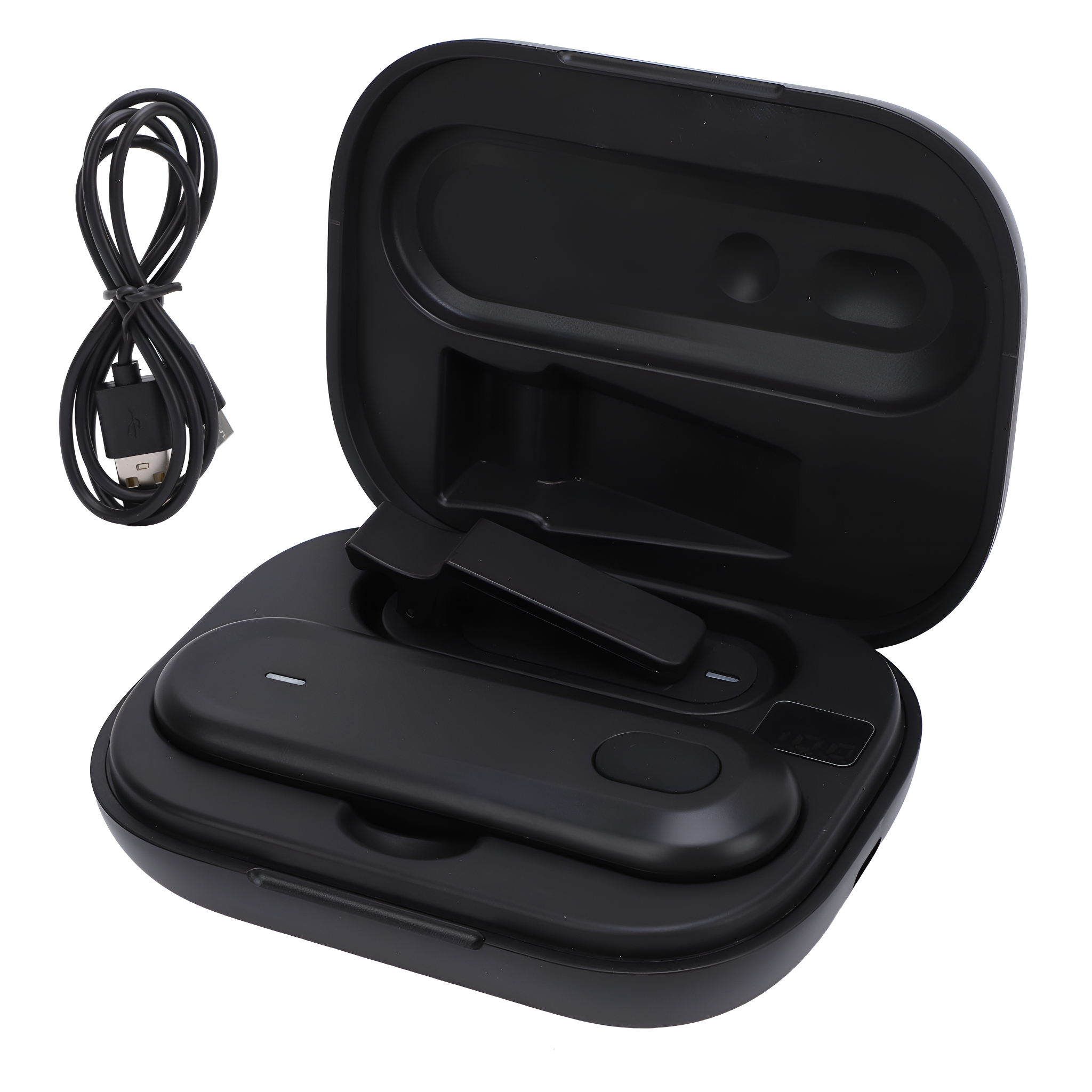 Schwarzes Ohrhörer-Etui offen. Ohrhörer innen. Schwarzes USB-Kabel daneben. Weißer Hintergrund.