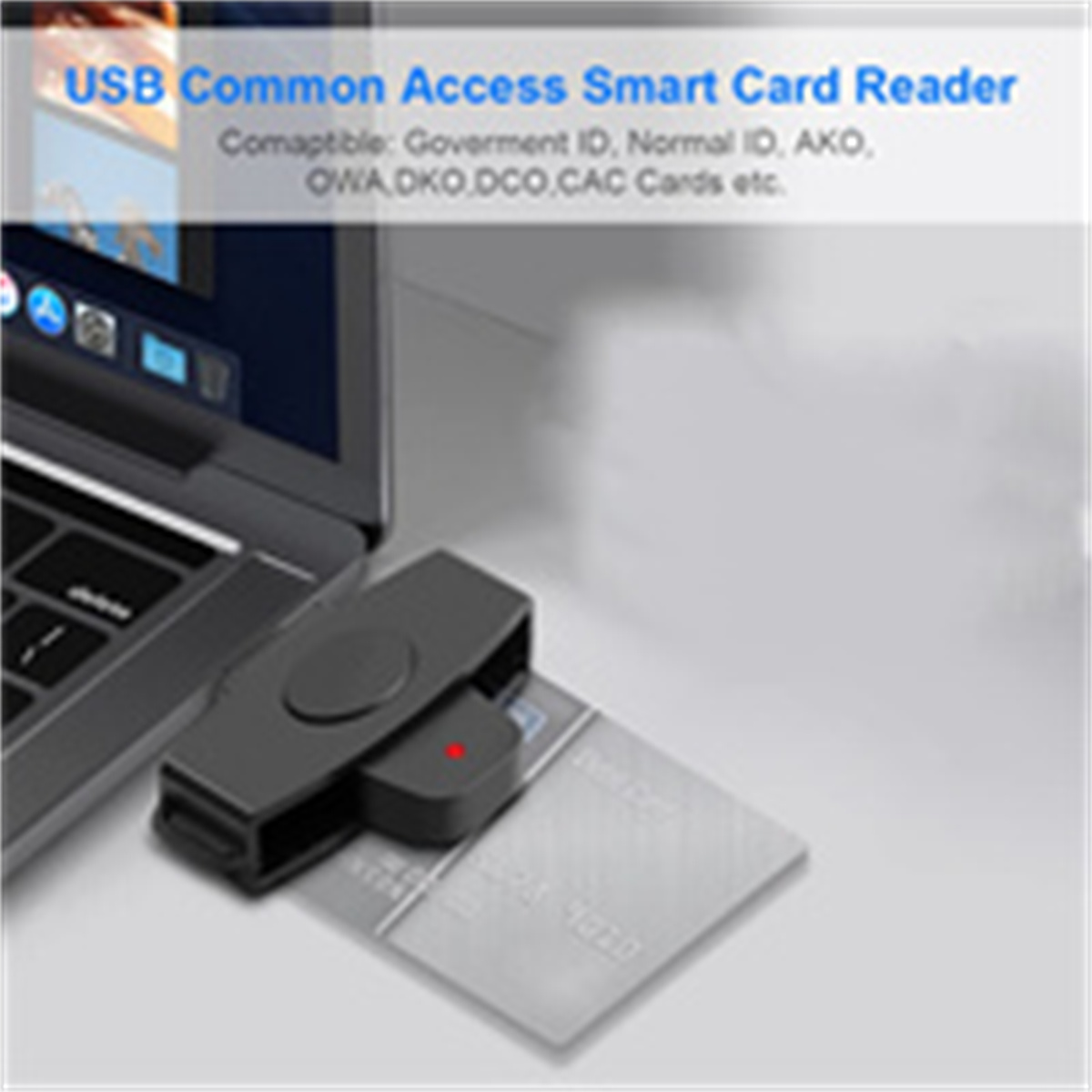 Ein schwarzer USB-Smartcard-Leser auf einem Schreibtisch neben einem Laptop und einer Kreditkarte.