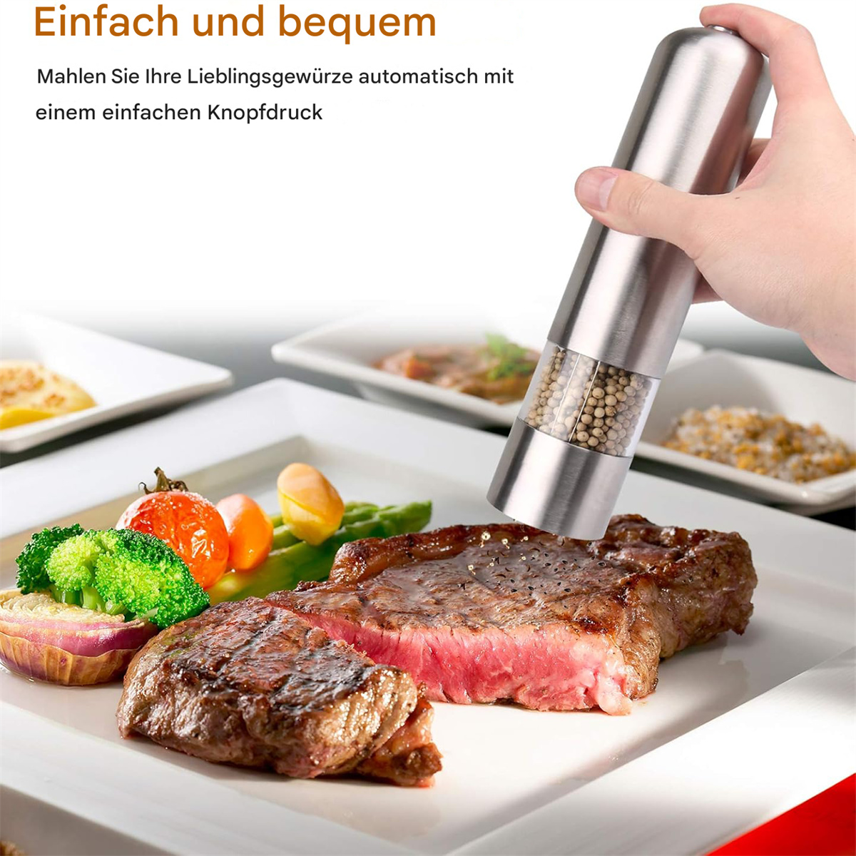 Eine Person mahlt Pfeffer auf ein Steak mit Gemüse auf weißen Tellern.