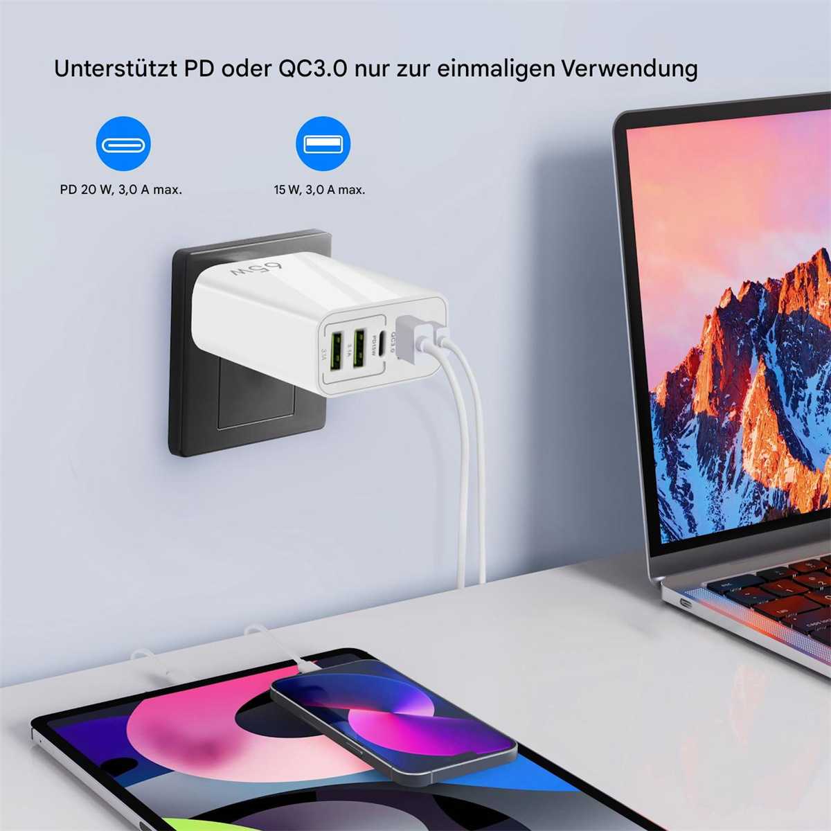 Weißes Ladegerät in der Wand mit Tablet und Laptop. USB-Anschlüsse sichtbar.