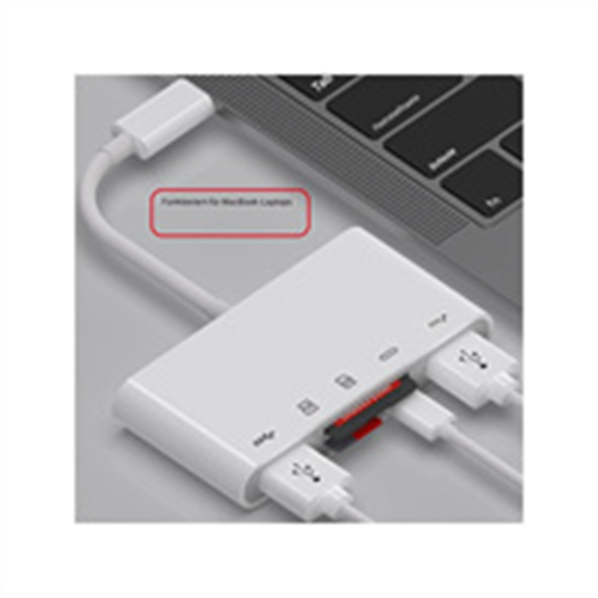 Weißer USB-Hub, der an einen Laptop angeschlossen ist. Der Hub hat Anschlüsse und einen rot beschrifteten Bereich.