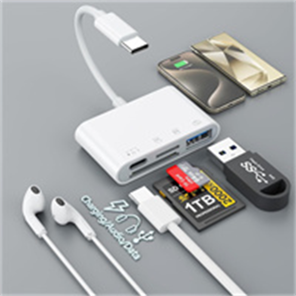 Weißer Adapter mit mehreren Anschlüssen, zusammen mit Telefonen und Zubehör.